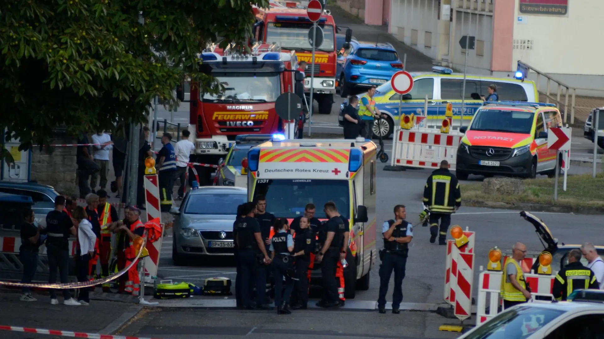 Einsatzkräfte riegeln den Tatort in Völklingen ab.