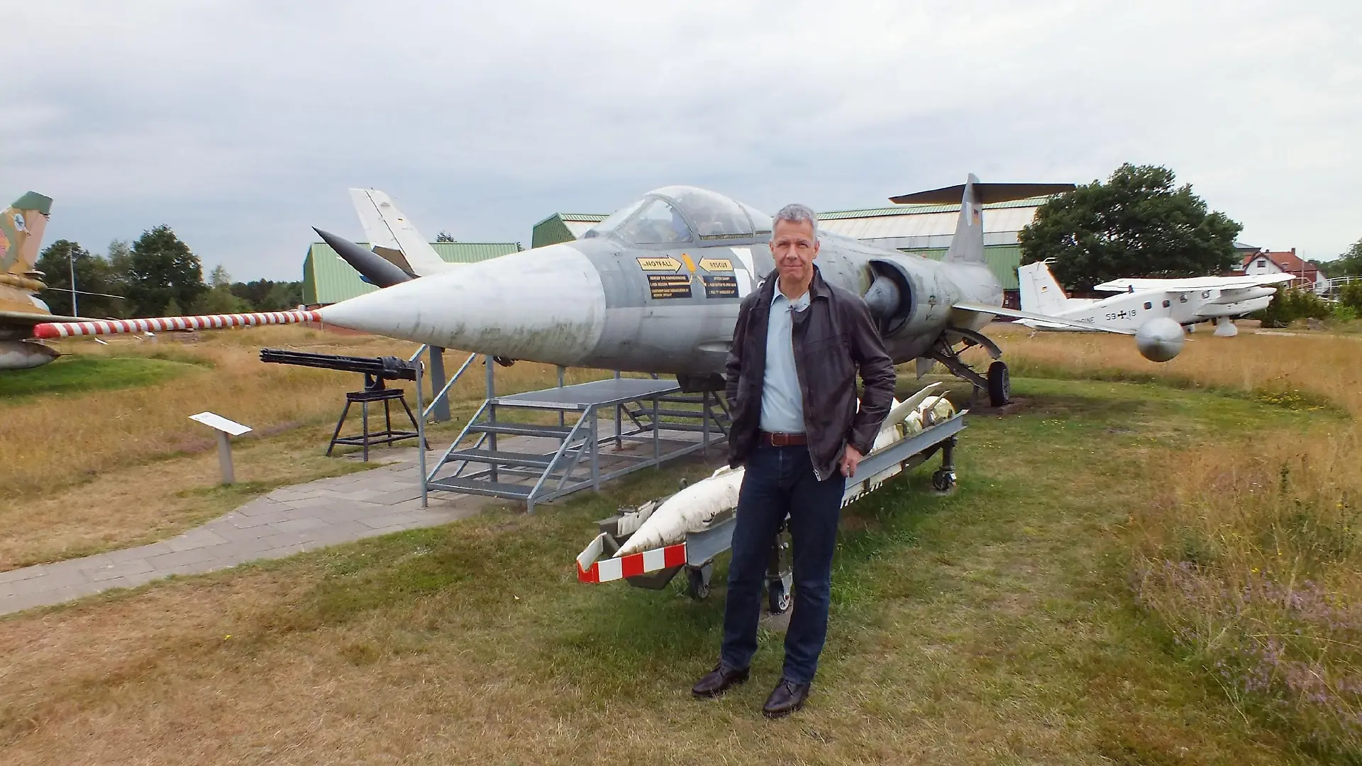 Peter Kloeppel begibt sich auf eine Zeitreise. Er trifft Witwen und Angehörige der Verunglückten, spricht mit Piloten und sucht nach Erklärungen für diese einzigartige Rüstungskatastrophe.