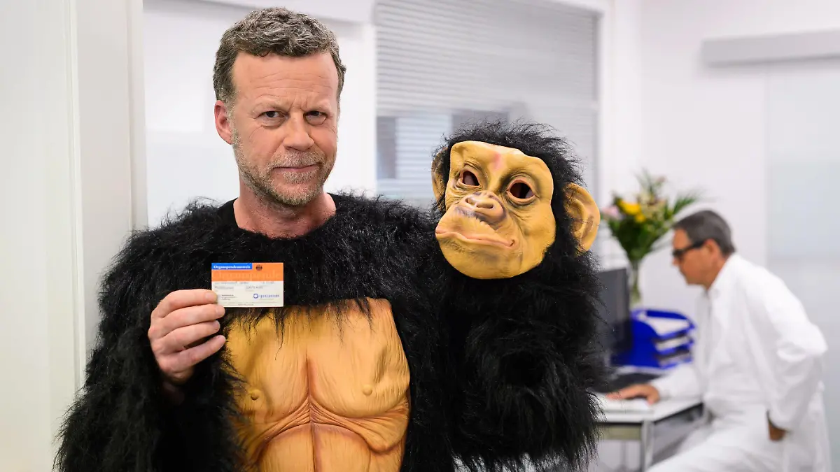"Jenke von Wilmsdorff macht sich zum Affen." - RTL Reporter Jenke von Wilmsdorff will 100.000 Menschen dazu bringen sich einen Organspendeausweis erstellen zu lassen.