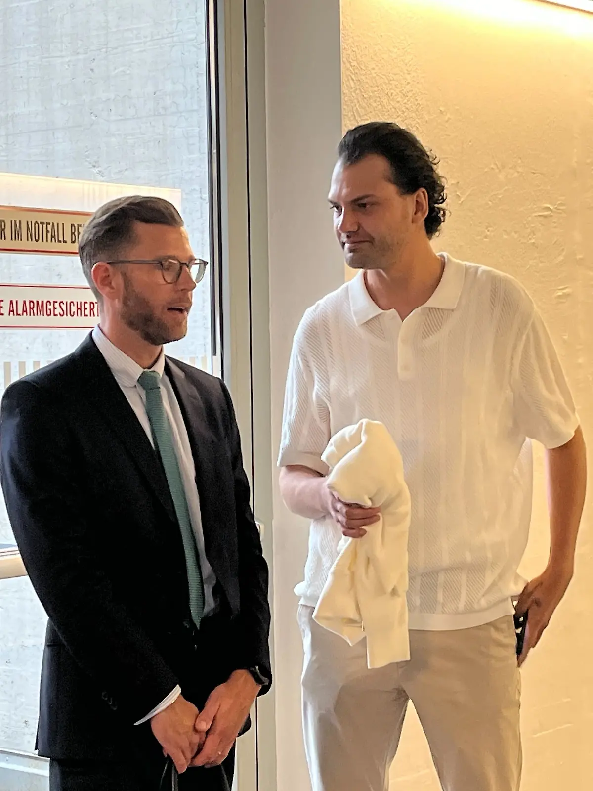Jimi Blue Ochsenknecht steht vor dem Gerichtssaal in Innsbruck