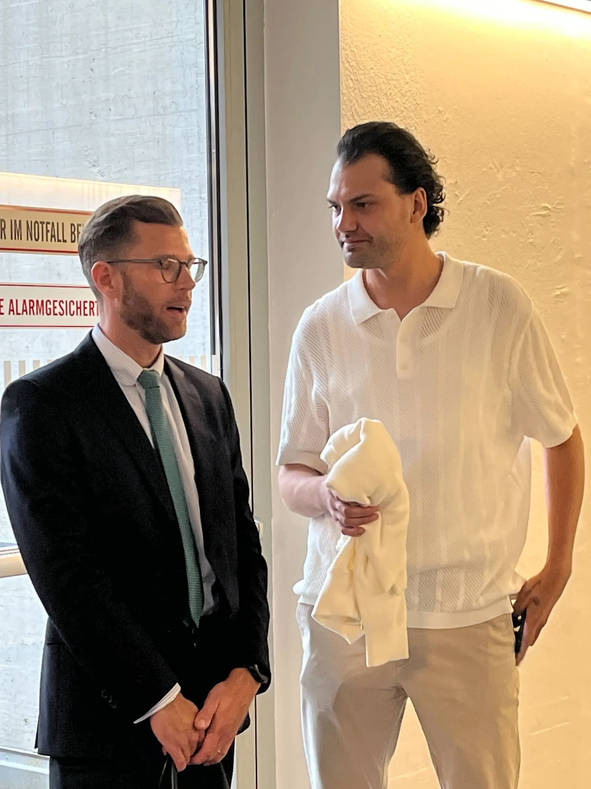 Jimi Blue Ochsenknecht steht vor dem Gerichtssaal in Innsbruck