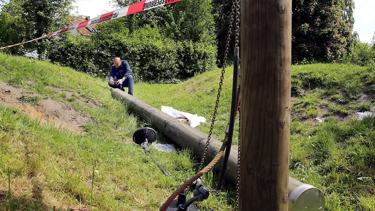 ARCHIV - Ein Ermittlungsbeamter untersucht am 27.05.2013 in Datteln (Nordrhein-Westfalen) eine gebrochene Spielplatz-Schaukel. Nach dem tödlichen Unfall auf einem Spielplatz in Datteln 2013 beginnt am Donnerstag der Prozess gegen einen städtischen Mitarbeiter wegen fahrlässiger Tötung Eine 18-Jährige war im Mai 2013 von einem Schaukelgerüst erschlagen worden, weil ein Pfosten morsch war. Im Prozess geht es u.a. um die Frage, ob der Platz ausreichend kontrolliert wurde. Foto: Andreas Kalthoff/Dattelner Morgenpost/dpa +++(c) dpa - Bildfunk+++