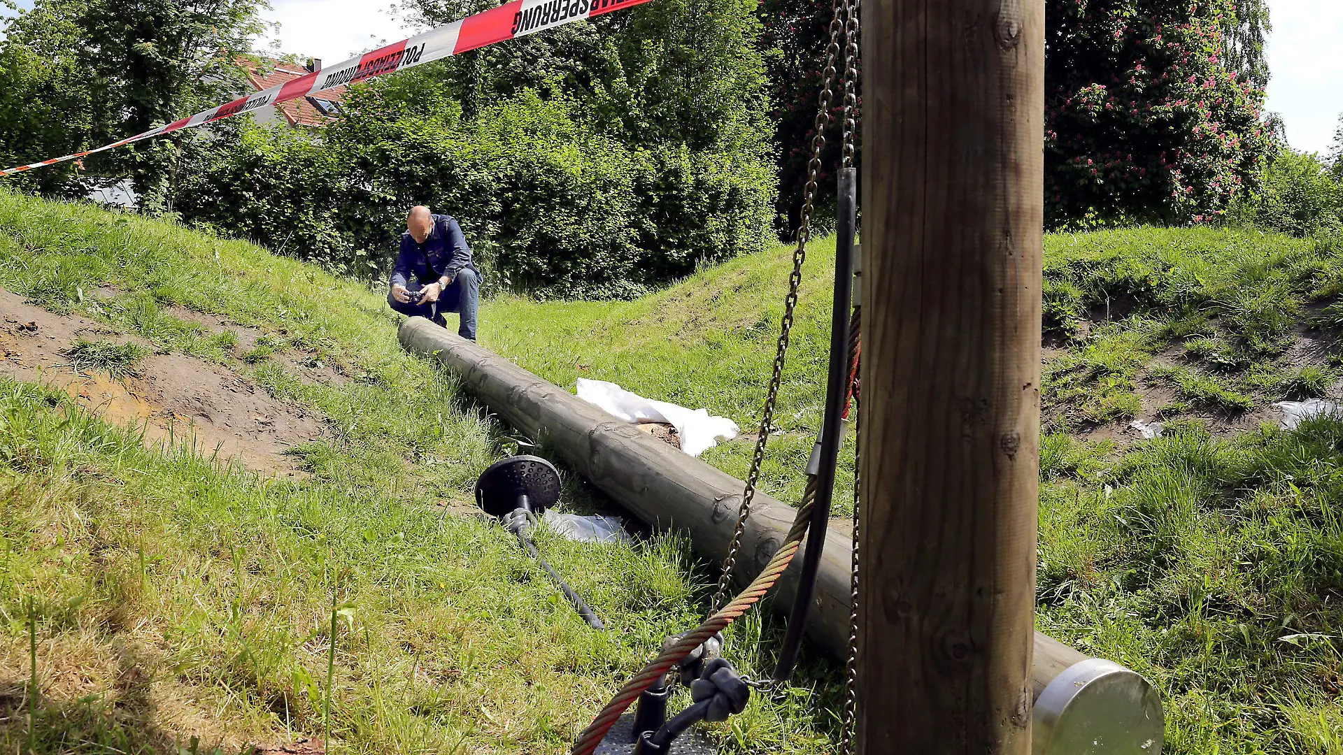 ARCHIV - Ein Ermittlungsbeamter untersucht am 27.05.2013 in Datteln (Nordrhein-Westfalen) eine gebrochene Spielplatz-Schaukel. Nach dem tödlichen Unfall auf einem Spielplatz in Datteln 2013 beginnt am Donnerstag der Prozess gegen einen städtischen Mitarbeiter wegen fahrlässiger Tötung Eine 18-Jährige war im Mai 2013 von einem Schaukelgerüst erschlagen worden, weil ein Pfosten morsch war. Im Prozess geht es u.a. um die Frage, ob der Platz ausreichend kontrolliert wurde. Foto: Andreas Kalthoff/Dattelner Morgenpost/dpa +++(c) dpa - Bildfunk+++