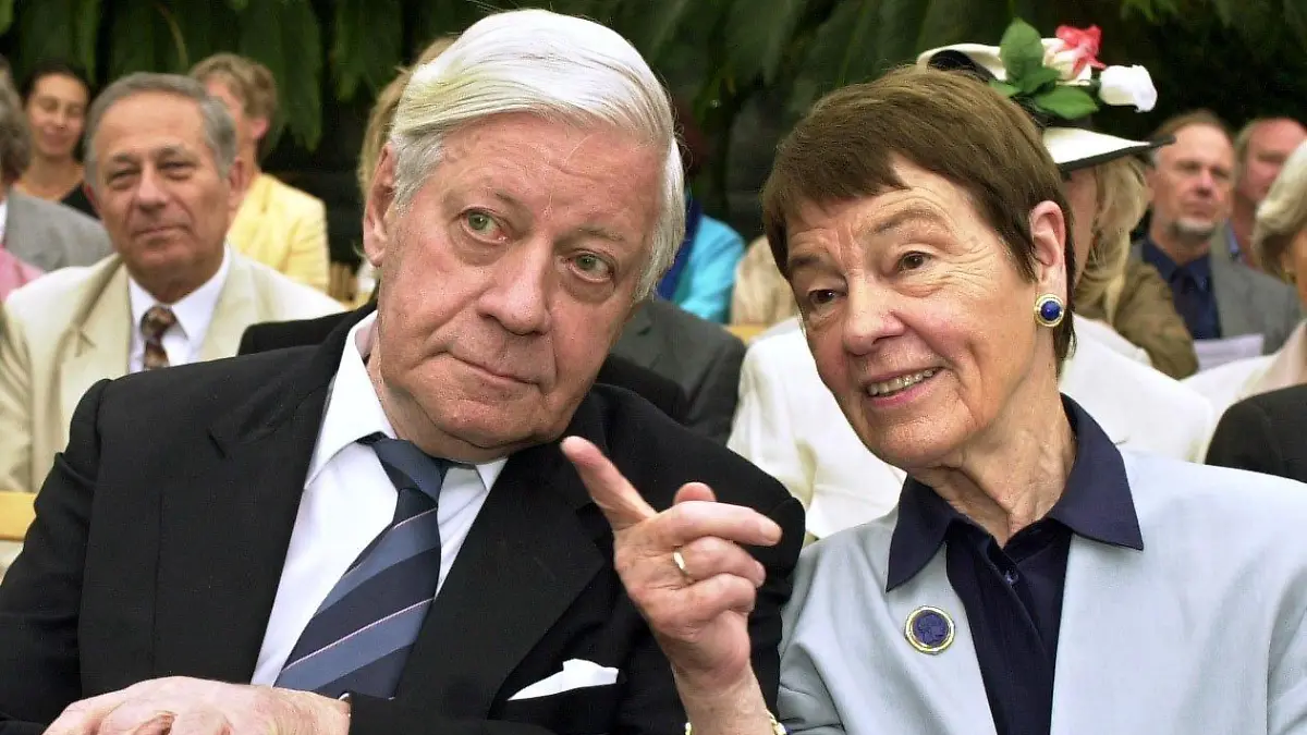 ARCHIV - Altbundeskanzler Helmut Schmidt und seine Frau Loki unterhalten sich am 06.07.2000 während der Verleihung der Ehrendoktorwürde der Universität Hamburg an Loki Schmidt. Foto: Ulrich Perrey/dpa (zu7 dpa "Helmut Schmidt schreibt über seine Geliebte" vom 04.03.2015) +++(c) dpa - Bildfunk+++