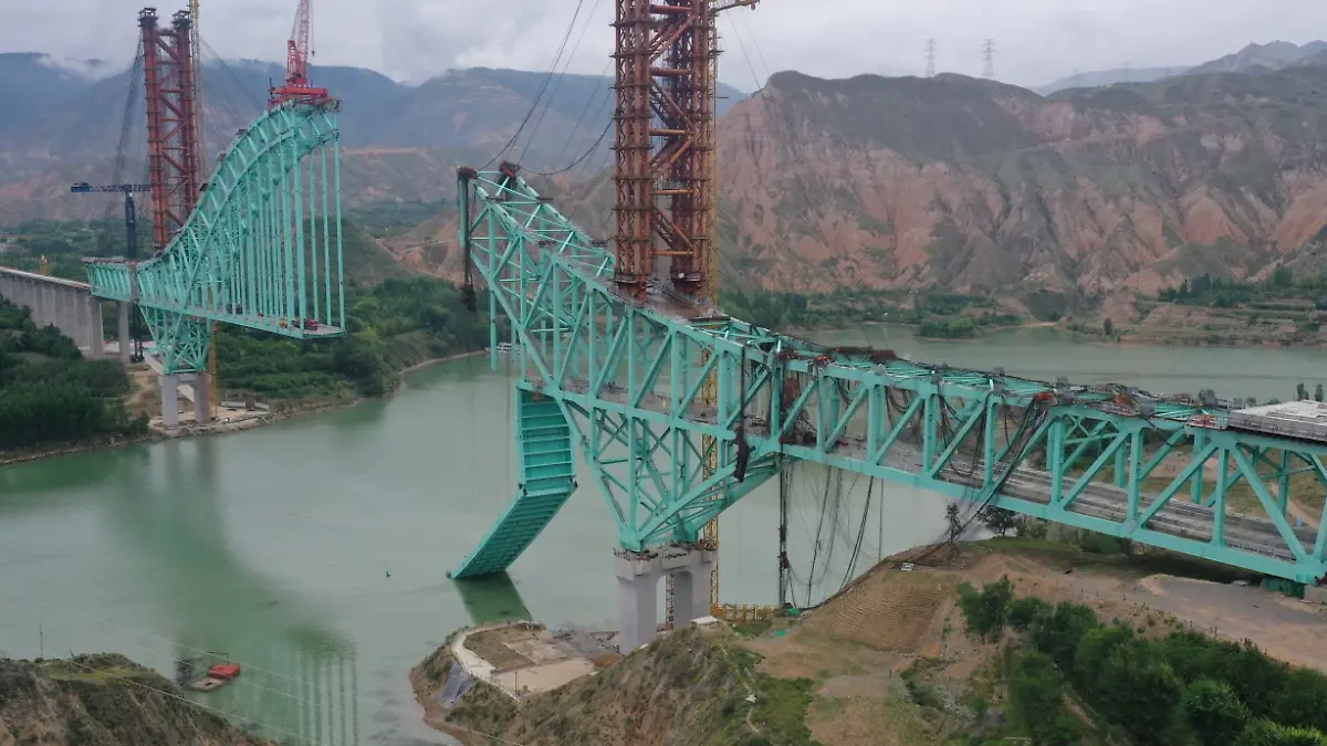 Mitten in der Nacht sterben in China an zwei weit voneinander entfernten Orten mehrere Menschen bei Arbeitsunfällen. Die Unglücke geschehen binnen weniger Stunden. Ein Zufall oder steckt mehr dahinter?