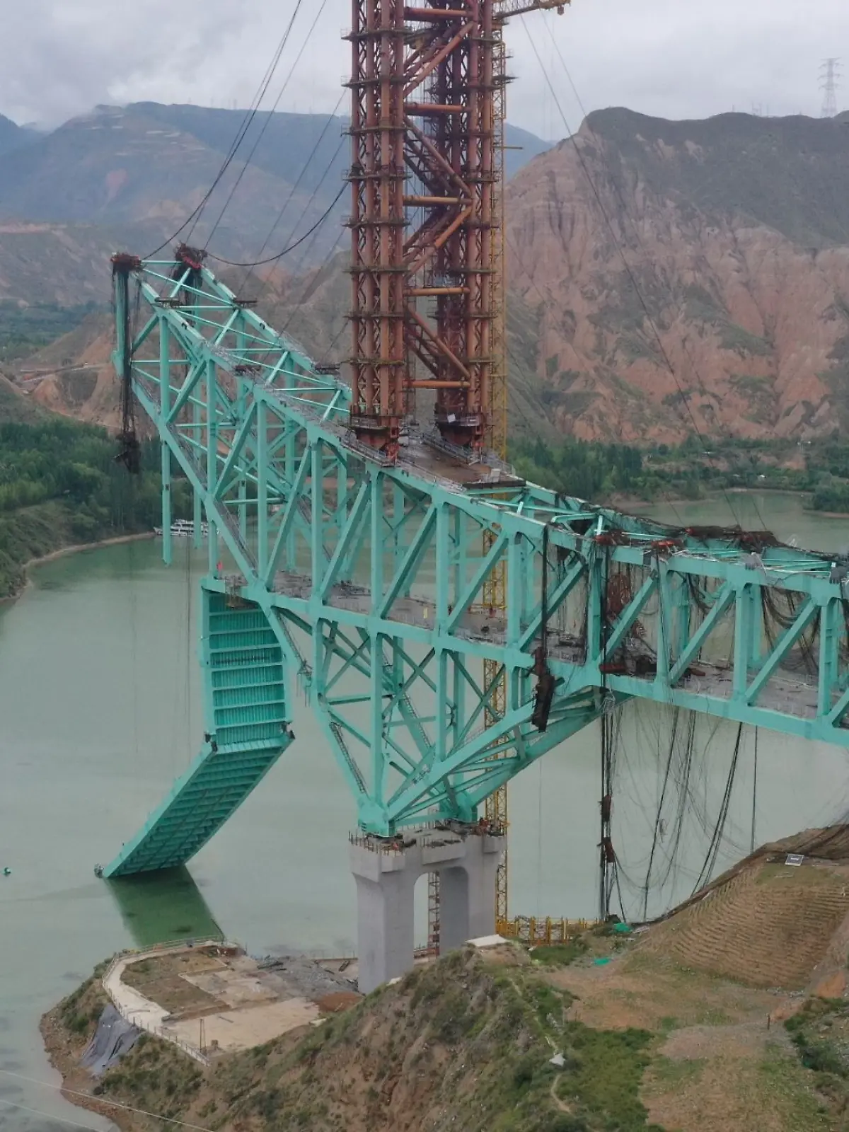 Mitten in der Nacht sterben in China an zwei weit voneinander entfernten Orten mehrere Menschen bei Arbeitsunfällen. Die Unglücke geschehen binnen weniger Stunden. Ein Zufall oder steckt mehr dahinter?
