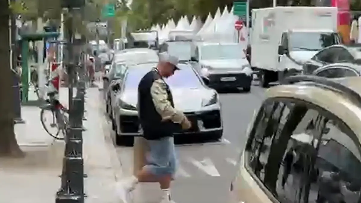 Fans entdecken Pietro Lombardi nach der Trennung beim Shoppen in Düsseldorf. 