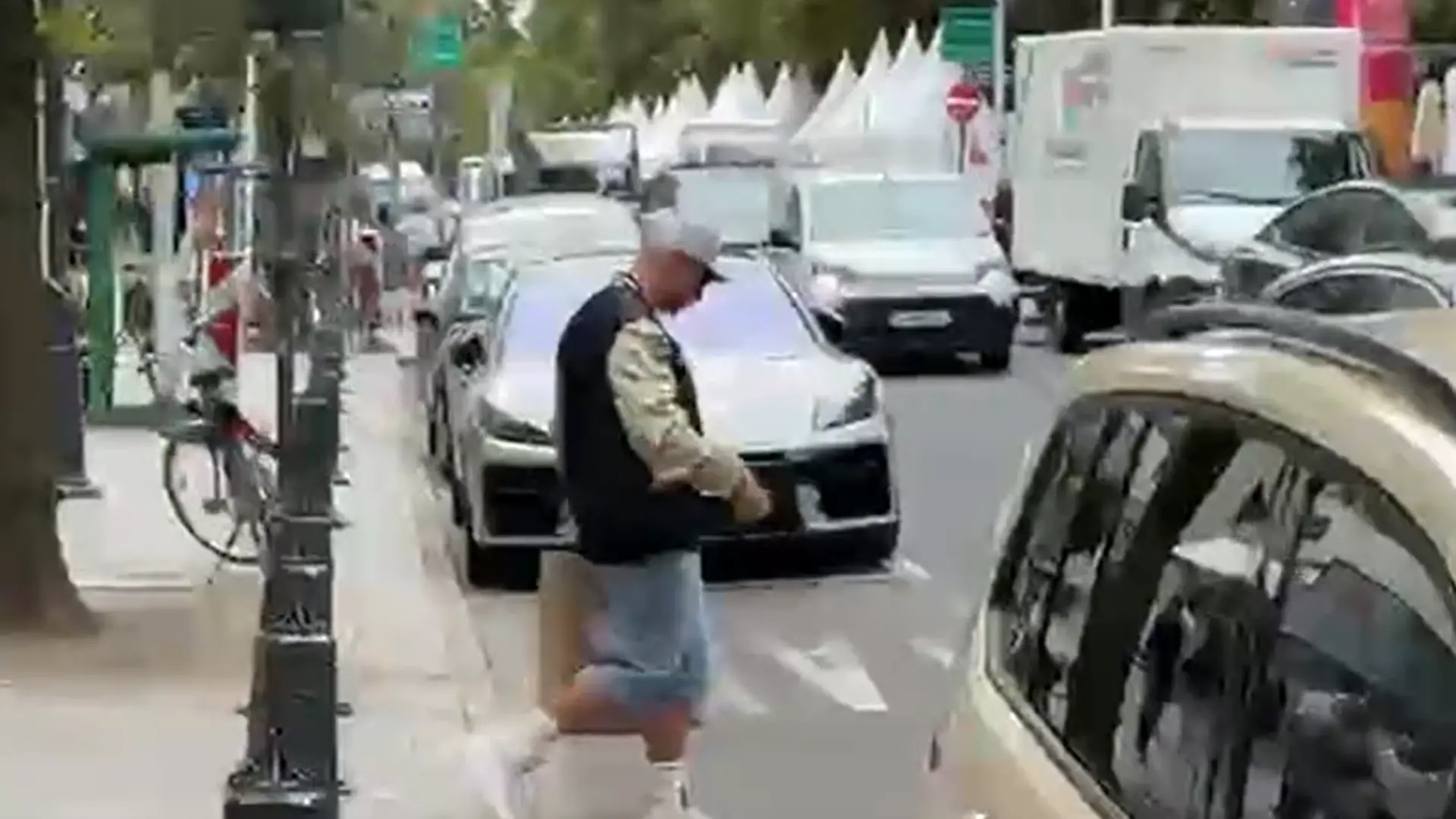 Fans entdecken Pietro Lombardi nach der Trennung beim Shoppen in Düsseldorf.