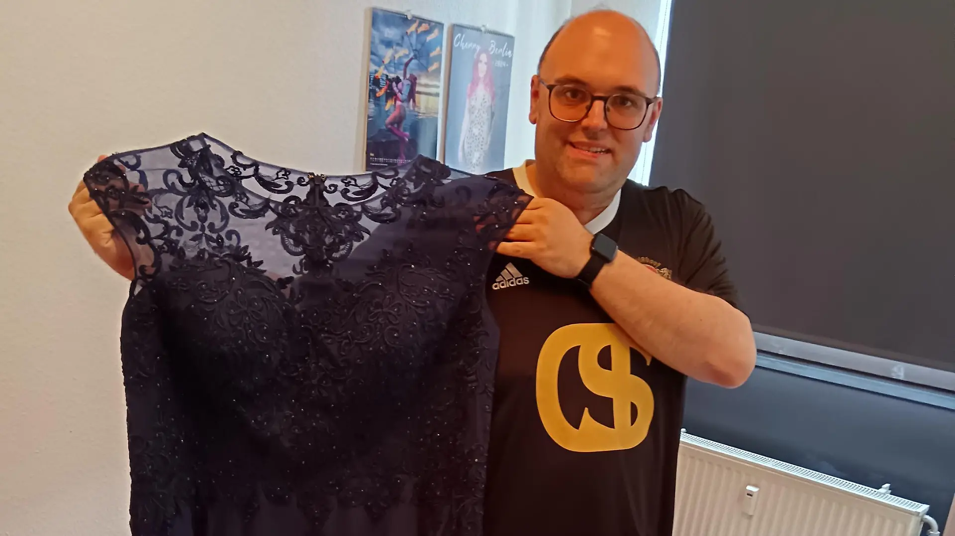 Ingo ist sauer, es brennt in seiner Seele! Nun will er das Brautkleid seiner Ex verbrennen.