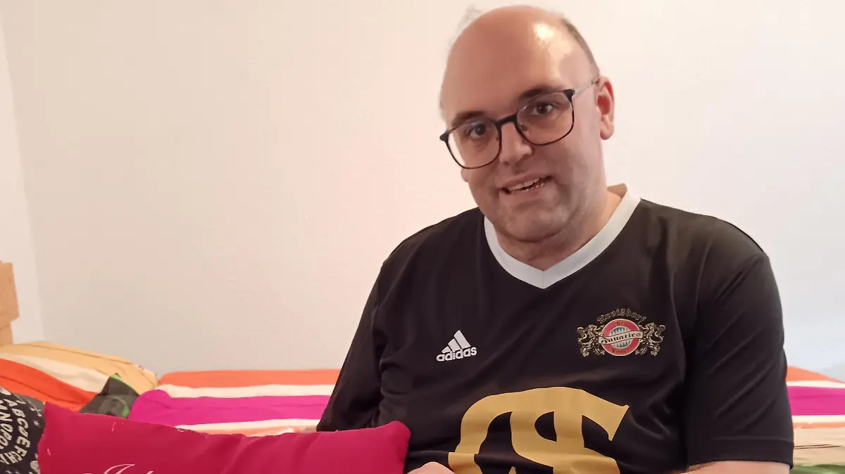 Ein letztes Geschenk von Annika. Ein Schmusekissen mit den Worten: Ich liebe dich, du Arsch!