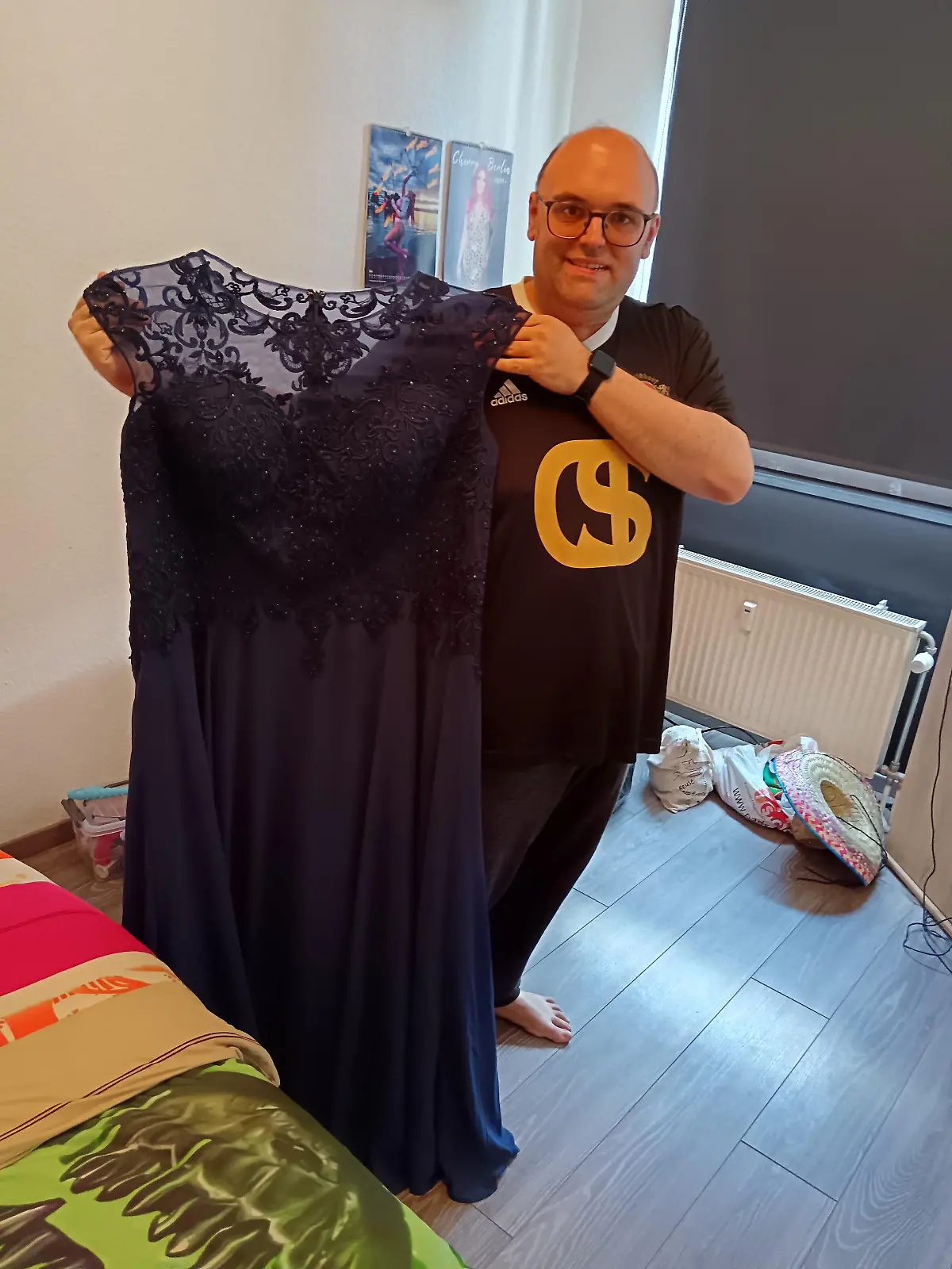 Ingo ist sauer, es brennt in seiner Seele! Nun will er das Brautkleid seiner Ex verbrennen. 
