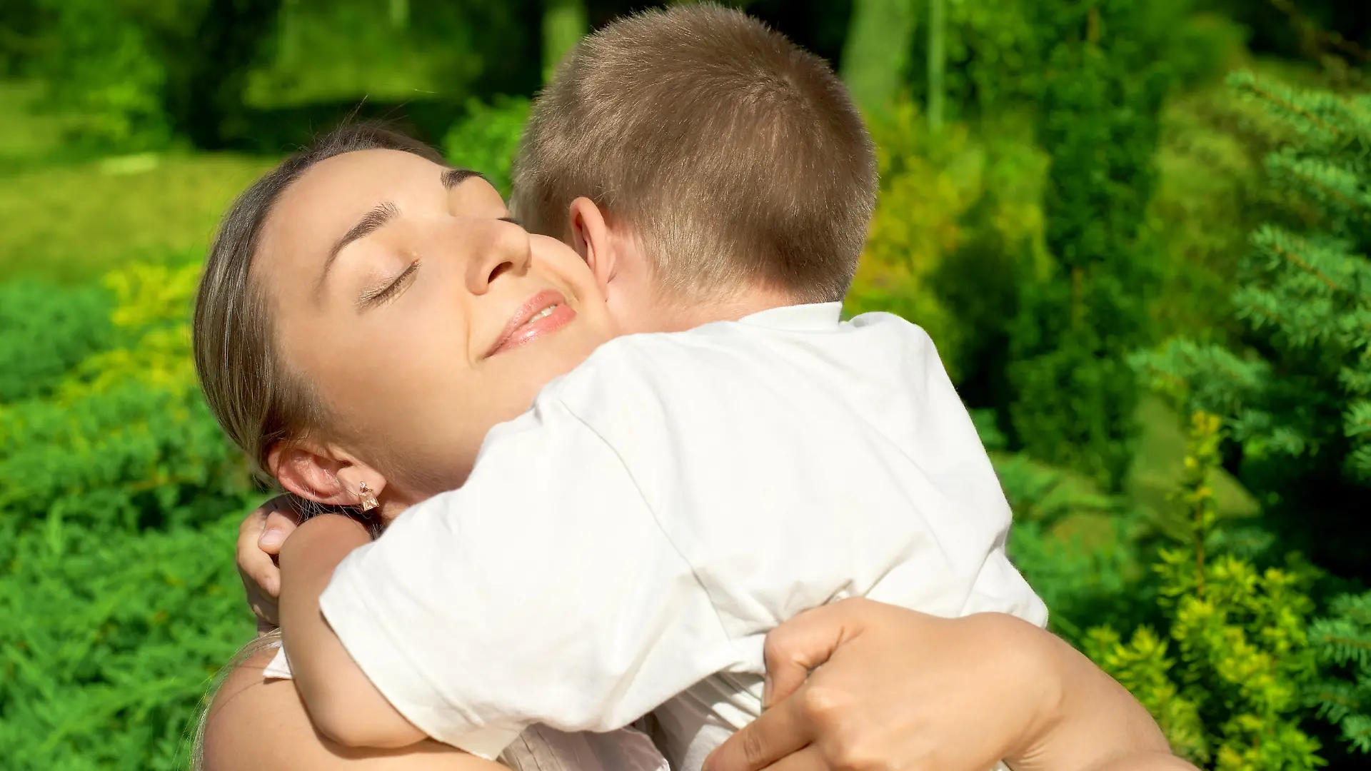 outdoor picture of happy mother with son Keine Weitergabe an Drittverwerter.