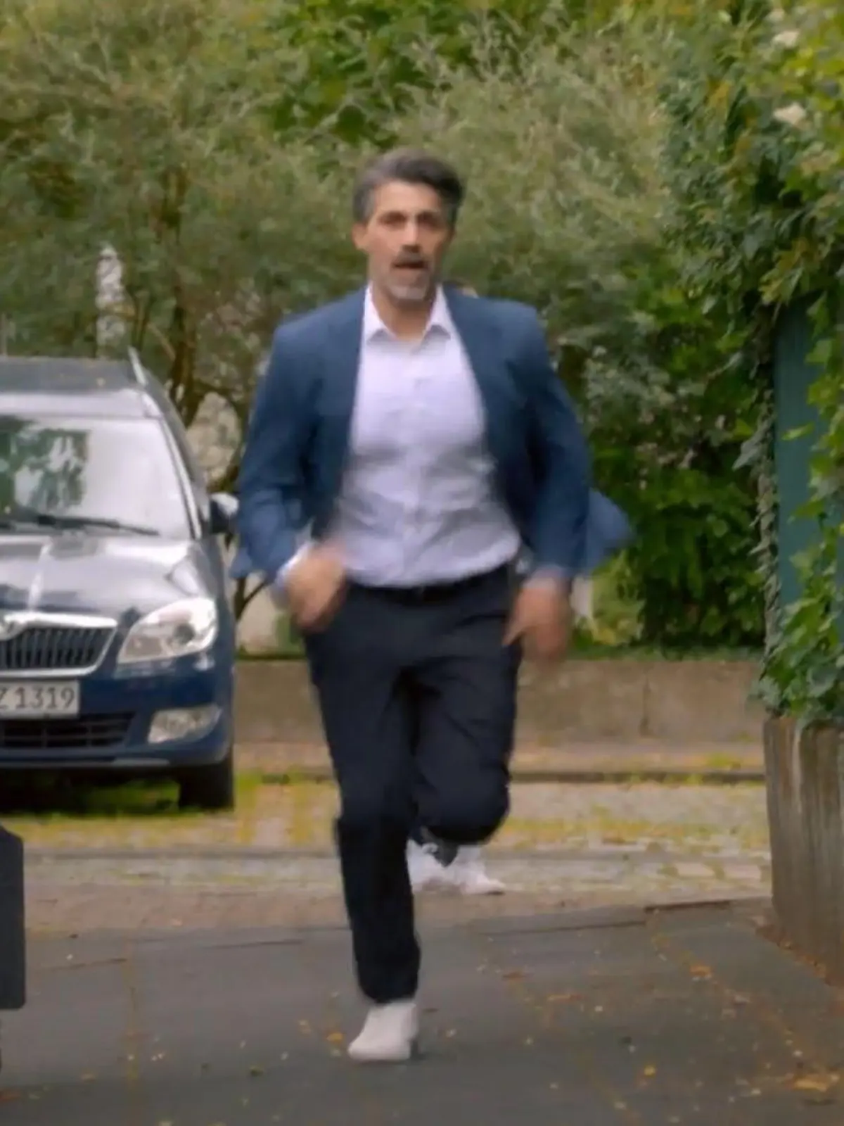 Unter uns: Ferhat läuft Ute hinterher