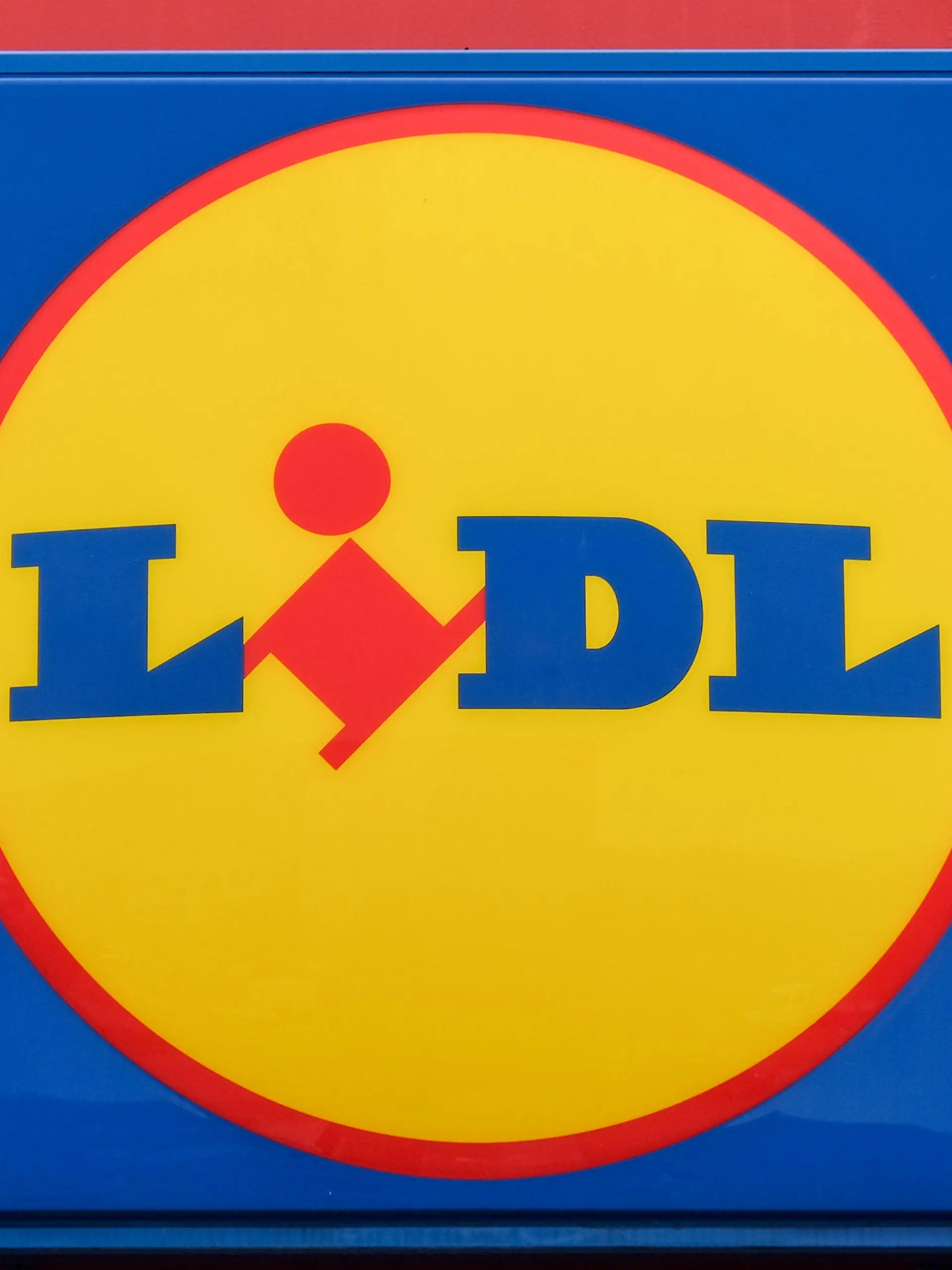 ARCHIV - 11.06.2020, Berlin: Der Discounter Lidl in Marzahn-Hellersdorf. Der Discounter Lidl will künftig in seiner Werbung und bei der Verpackung seiner Eigenmarkenprodukte mehr Rücksicht auf die Kindergesundheit nehmen. (zu dpa «Lidl: Keine Werbung mehr für ungesunde Kindernahrung») Foto: Jens Kalaene/dpa-Zentralbild/dpa +++ dpa-Bildfunk +++