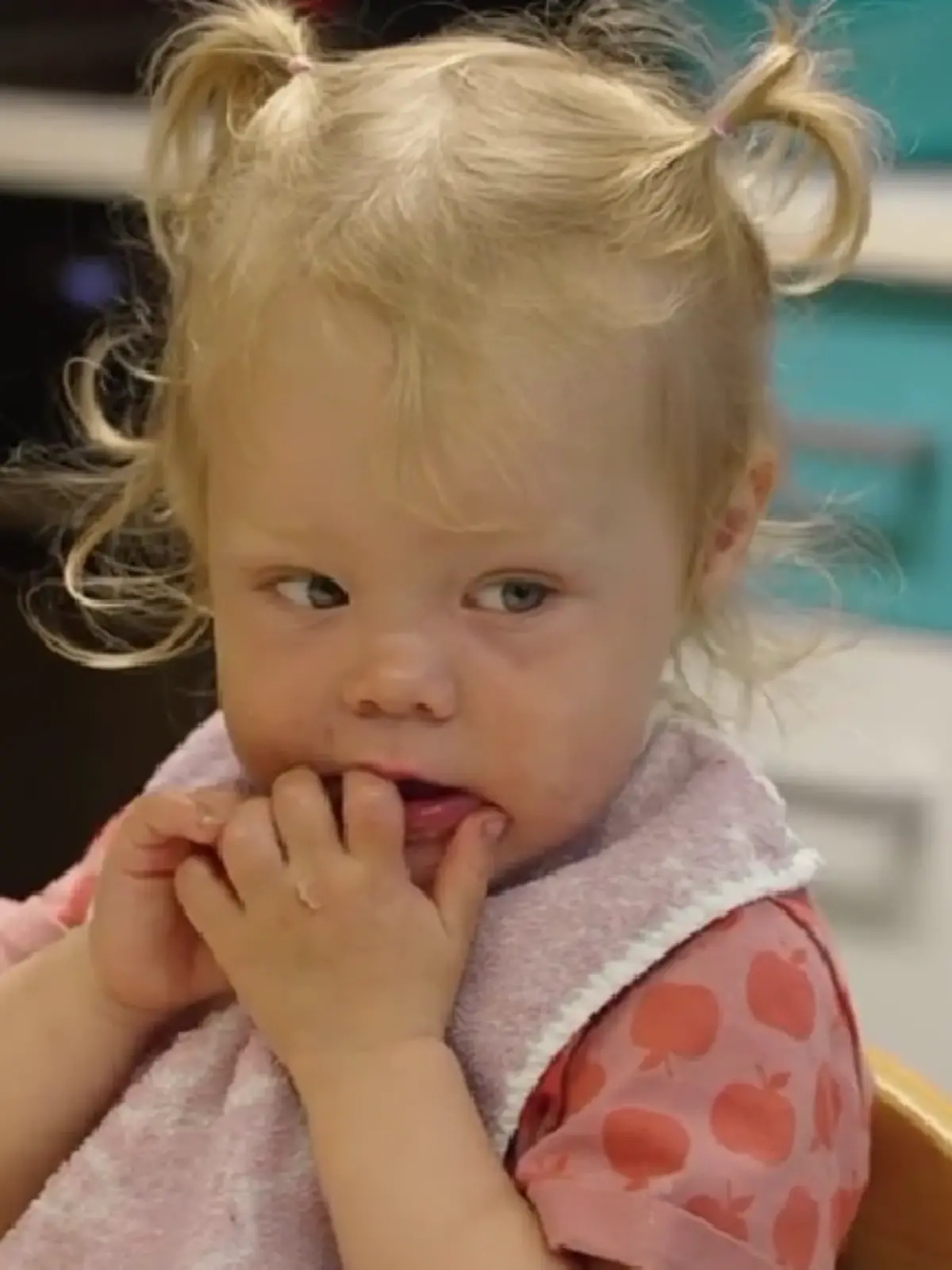 Emily ist das einzige Kind in ihrem Kindergarten