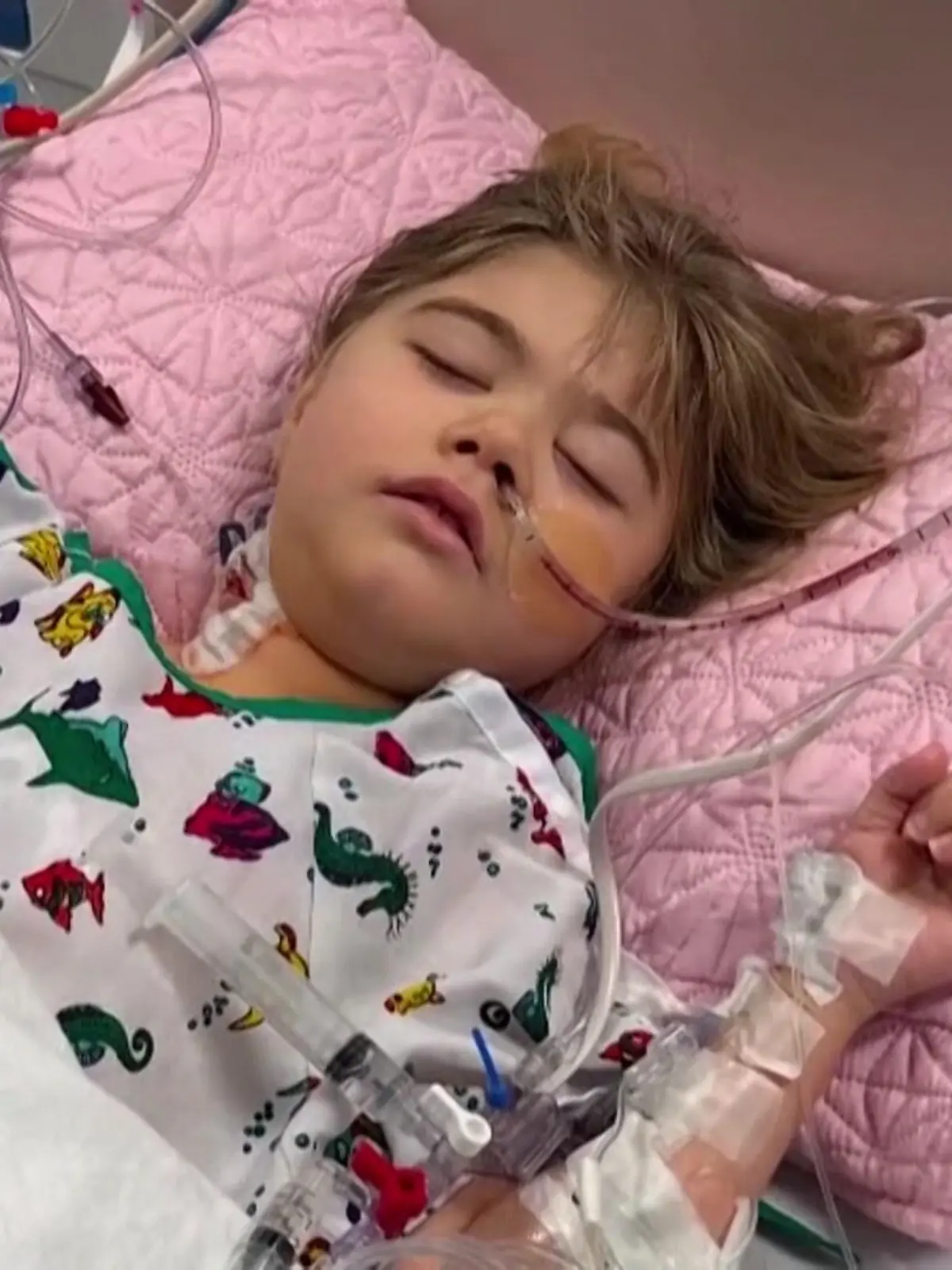 Bild zu: "Ärzte gaben sie auf! Todkranke Esme (8) wehrt sich tapfer – dank Mamas Opfer"