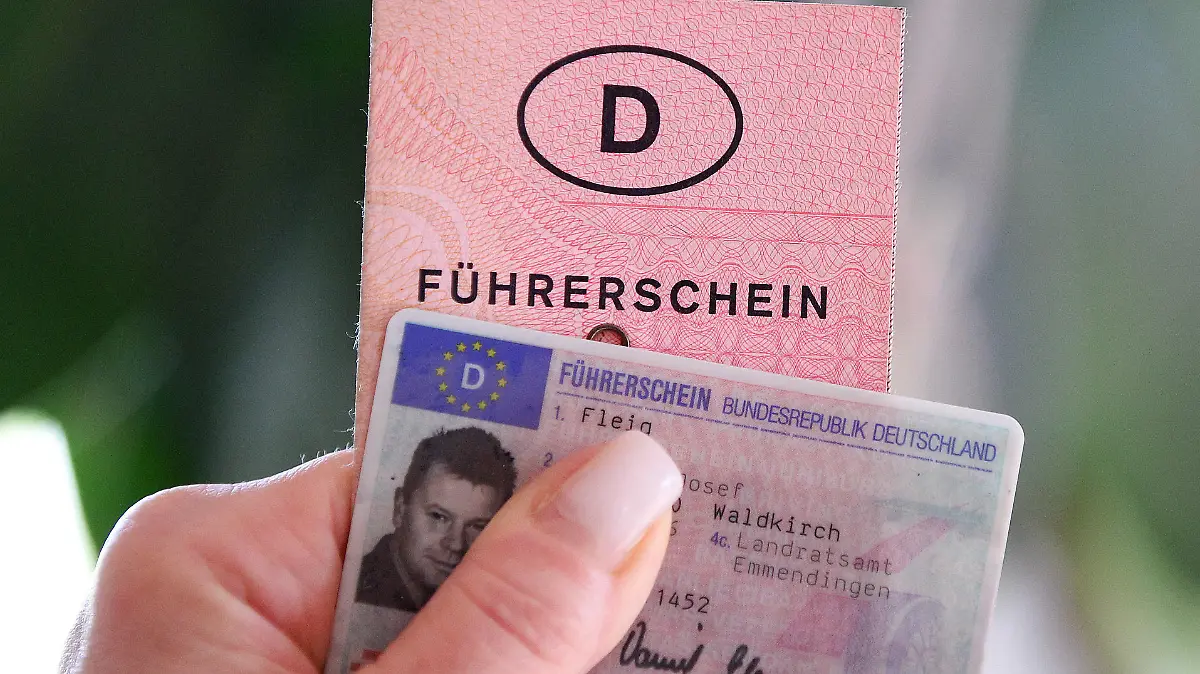 Themenbild - alter und neuer Fuehrerschein, Fahrerlaubnis 13.11.2020 Bild: alter und neuer Fuehrerschein, Fahrerlaubnis der Bundesrepublik Deutschland mit Fahrzeugschein Themenbild, Featurebild, Symbolbild