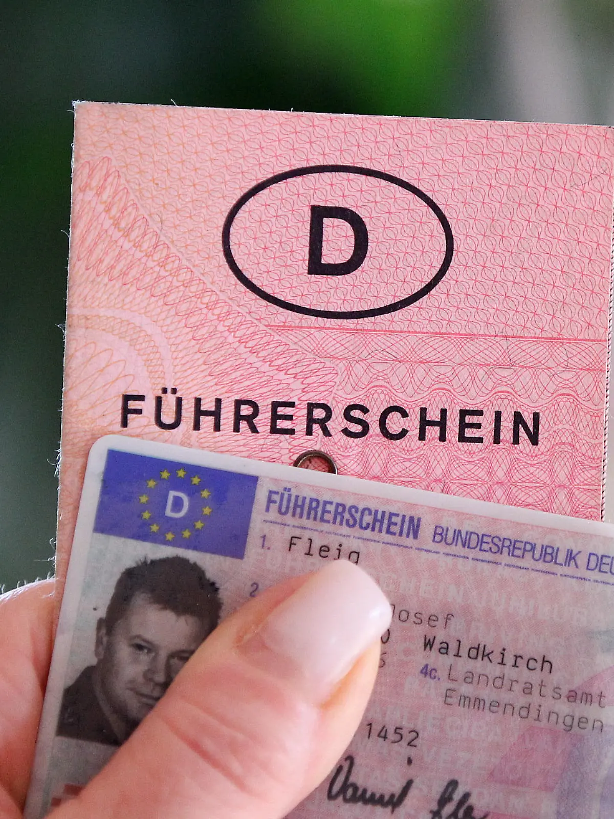 Themenbild - alter und neuer Fuehrerschein, Fahrerlaubnis 13.11.2020 Bild: alter und neuer Fuehrerschein, Fahrerlaubnis der Bundesrepublik Deutschland mit Fahrzeugschein Themenbild, Featurebild, Symbolbild