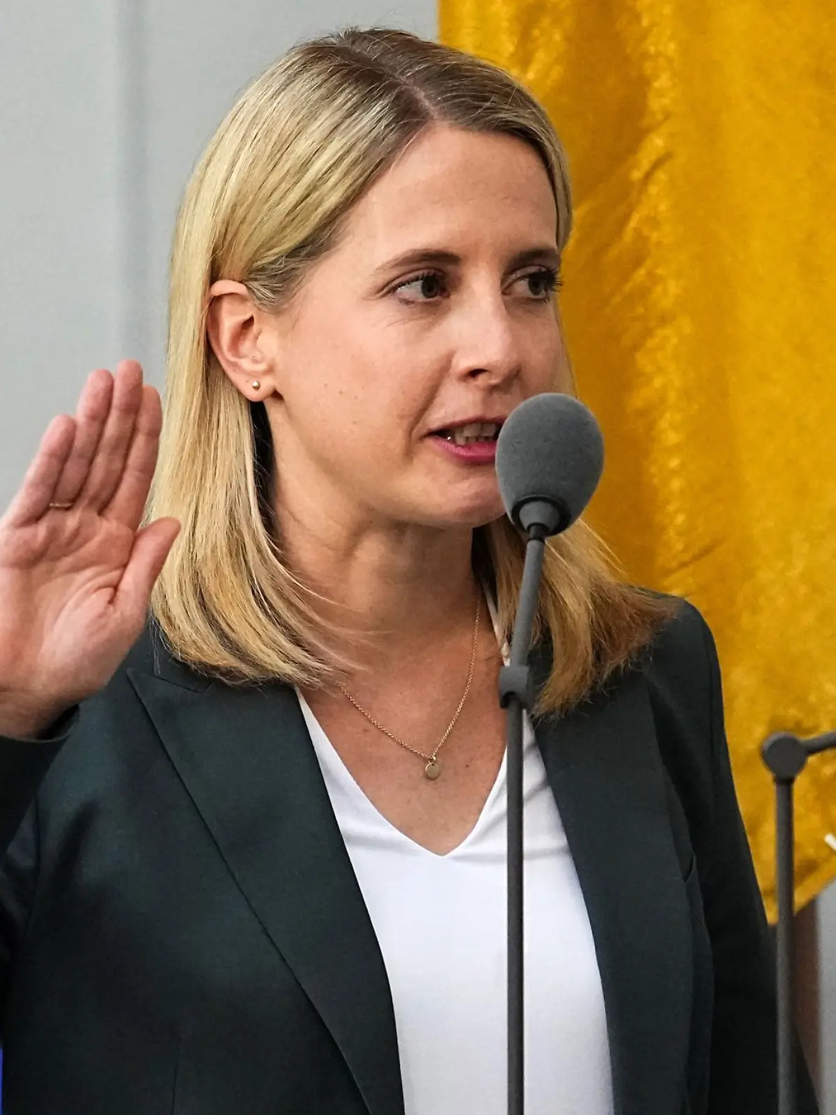 Bild zu: "Pampers statt Politik! Bauministerin Hubertz bekommt erstes Kind"