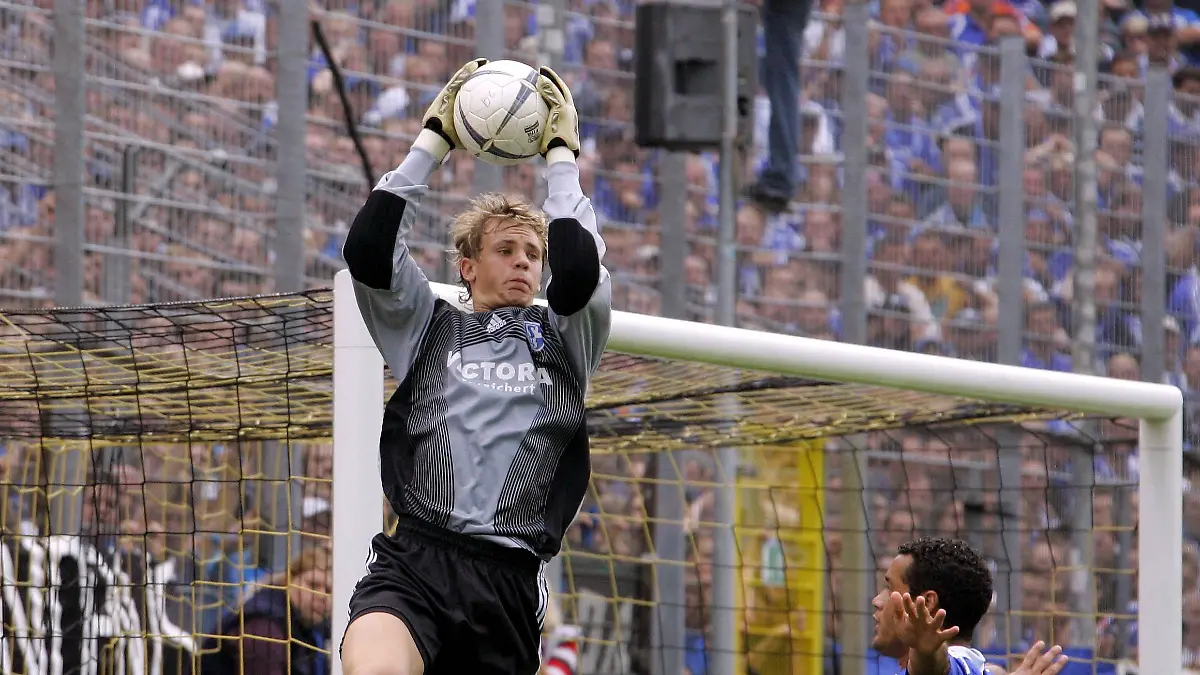 Torwart Manuel Neuer fängt den Ball sicher, zudem sichert Dario Rodriguez (beide Schalke) ab