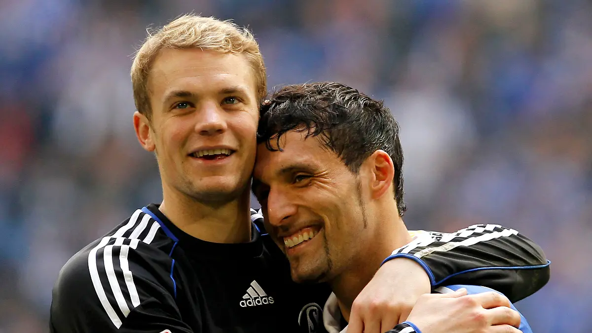 Damals beide für S04! Manuel Neuer herzt Kevin Kuranyi