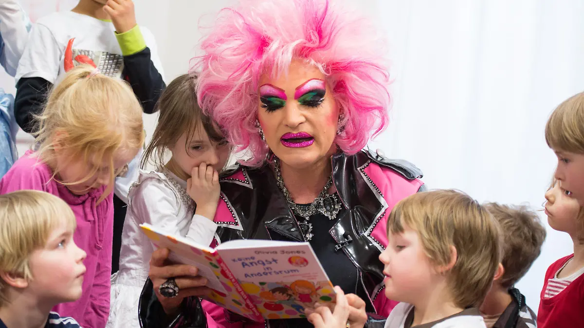 Die Dragqueen Olivia Jones liest am 04.03.2015 in einer Kita in Hamburg aus ihrem neuen Kinderbuch "Keine Angst in Andersrum". Mit der Geschichte will sie Kindern zeigen, dass es auch andere Beziehungsformen als "Frau und Mann" geben kann. Foto: Daniel Reinhardt/dpa +++(c) dpa - Bildfunk+++