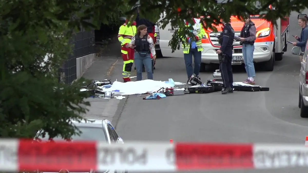 Schüsse im Wohngebiet: Ein Toter, ein Verletzter – Tatverdächtiger auf der Flucht Mordkommission ermittelt in Menden