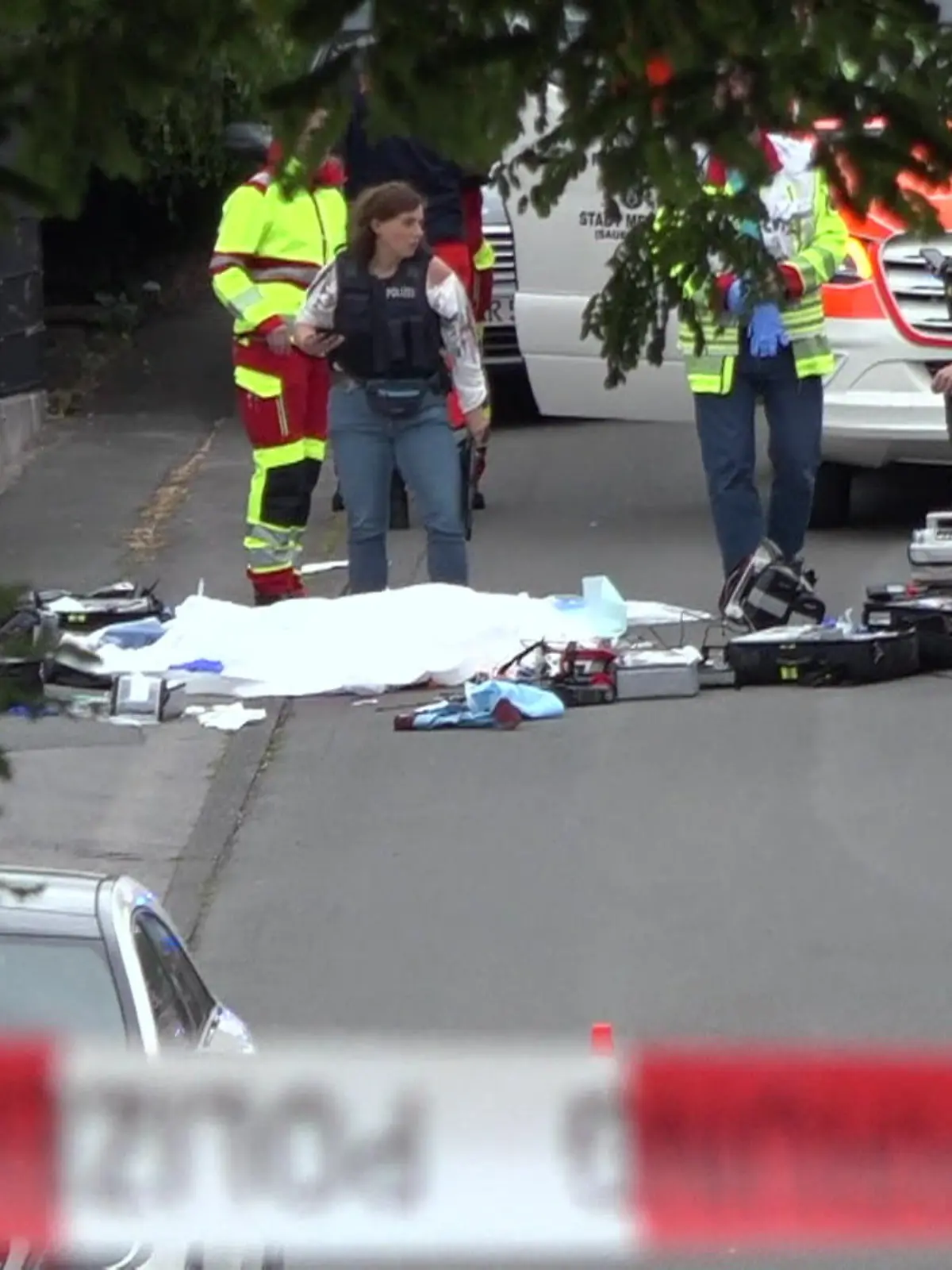 Bild zu: "Schüsse im Wohngebiet: Ein Toter, ein Verletzter – Tatverdächtiger auf der Flucht"