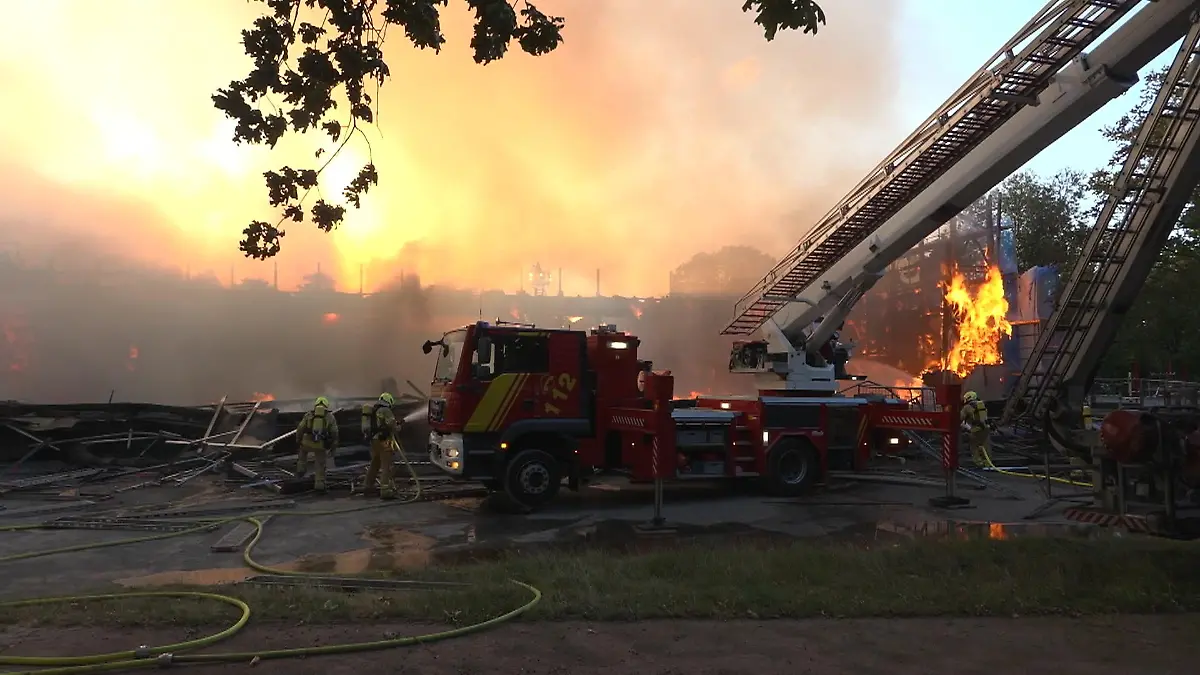 Trauer und Ratlosigkeit nach Brand in Grundschul-Turnhalle "Für uns (...) ist es eine Katastrophe!"