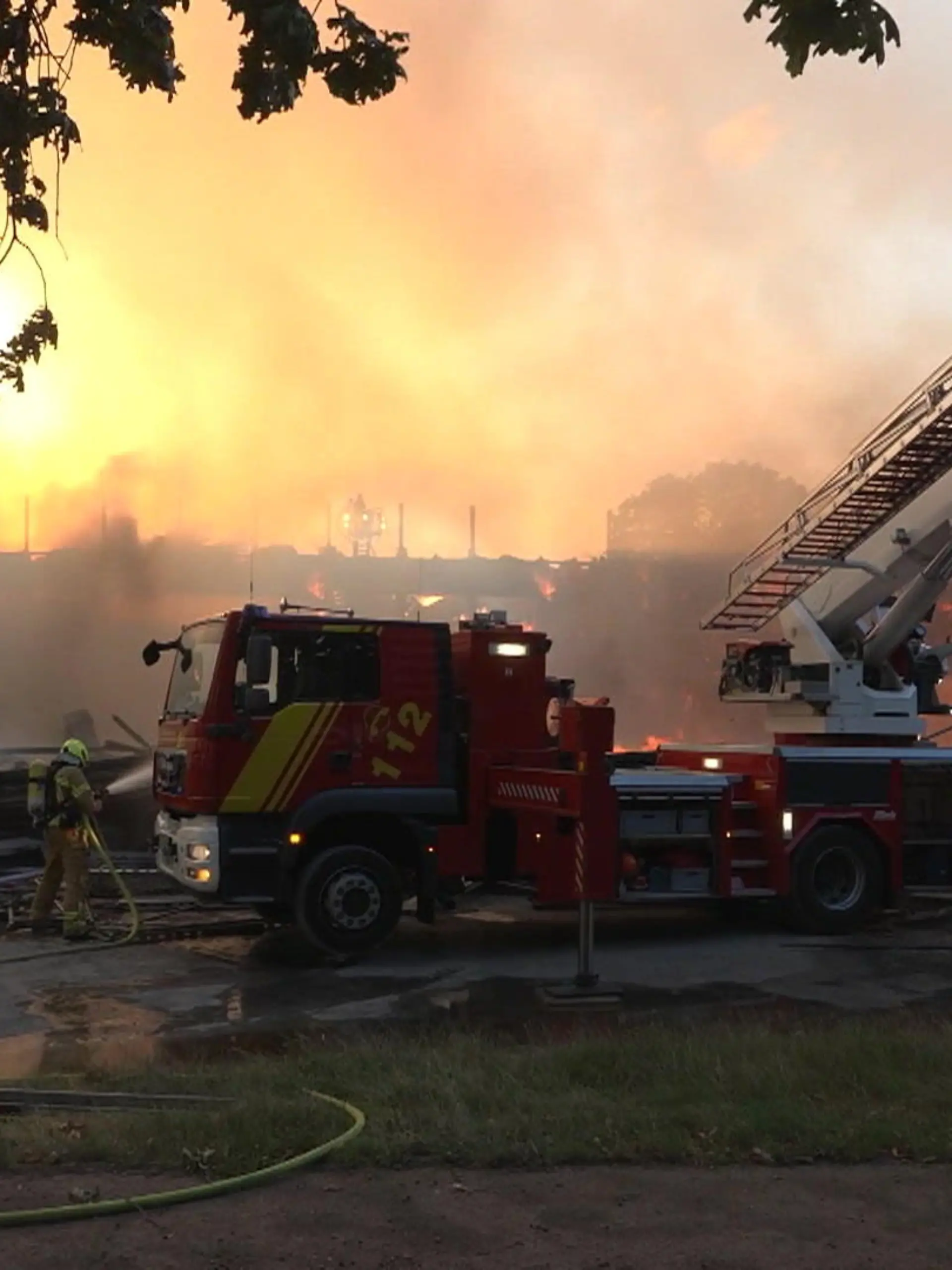 Bild zu: "Entsetzen in Misburg! Frisch sanierte Grundschul-Turnhalle geht in Flammen auf"