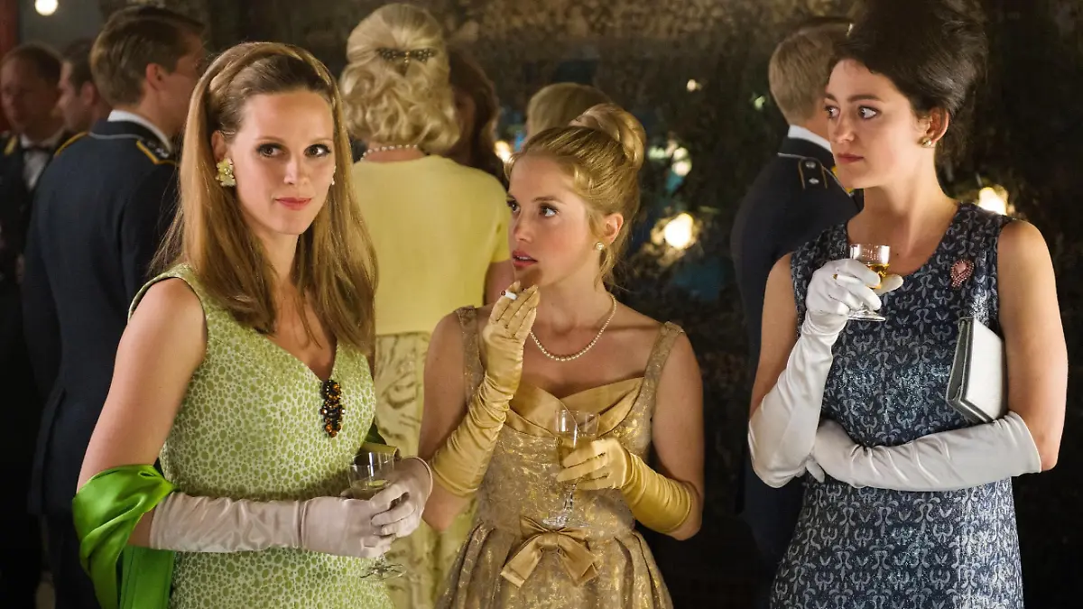 (v.l.) Betty (Picco von Groote), Evi (Paula Kalenberg) und Gabi Frentzel (Sofie Gross) kennen alle drei die gefährlichen Bedingungen, unter denen ihre Männer jeden Tag in die Luft steigen.