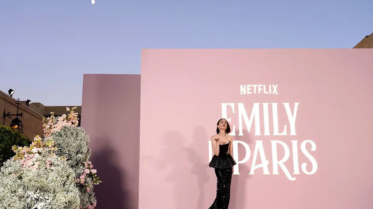 Während der Dreharbeiten zu Emily in Paris kommt es zu einer echten Katastrophe, denn ein Crewmitglied der Erfolgsserie erleidet einen Herzinfarkt. Ärzte versuchen alles, aber der Mann kann nicht wiederbelebt werden. Die Dreharbeiten sind somit fürs Erste auf Eis gelegt.
