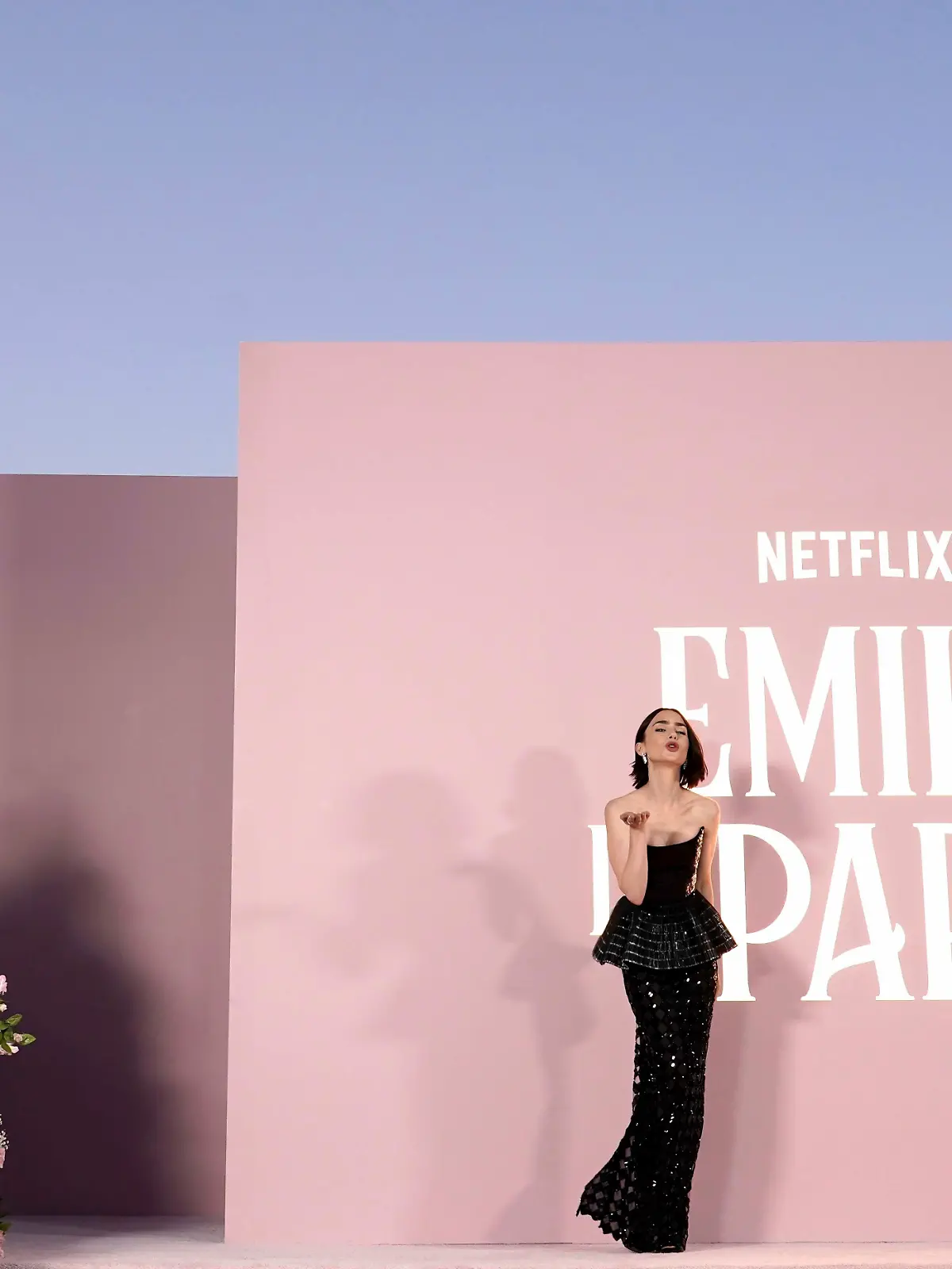 Während der Dreharbeiten zu Emily in Paris kommt es zu einer echten Katastrophe, denn ein Crewmitglied der Erfolgsserie erleidet einen Herzinfarkt. Ärzte versuchen alles, aber der Mann kann nicht wiederbelebt werden. Die Dreharbeiten sind somit fürs Erste auf Eis gelegt.