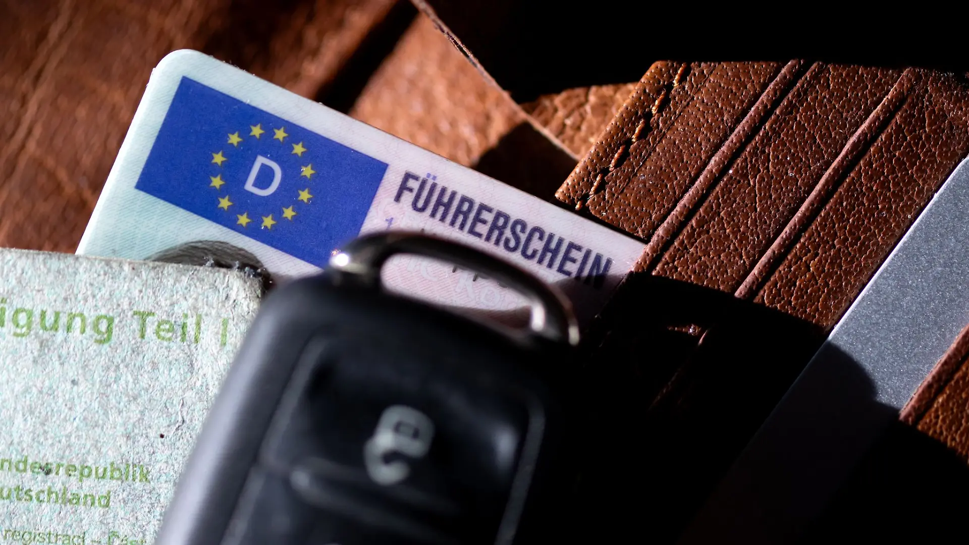 Zwei Fälle in Zusammenhang mit falschen Führerscheinen beschäftigen die Polizei in Kitzingen. (Symbolbild)