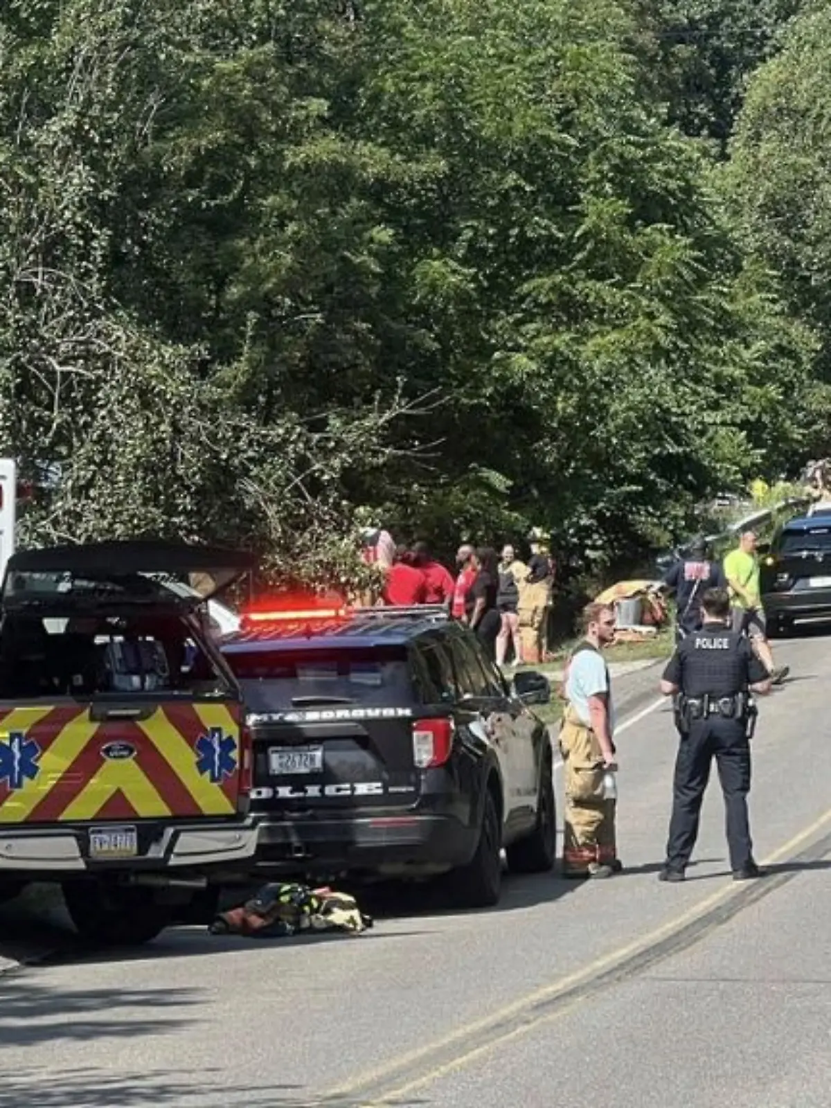 Rettungskräfte arbeiten an der Unfallstelle eines Busses, in dem Mitglieder des Football-Teams der Aliquippa Junior High School saßen. 
