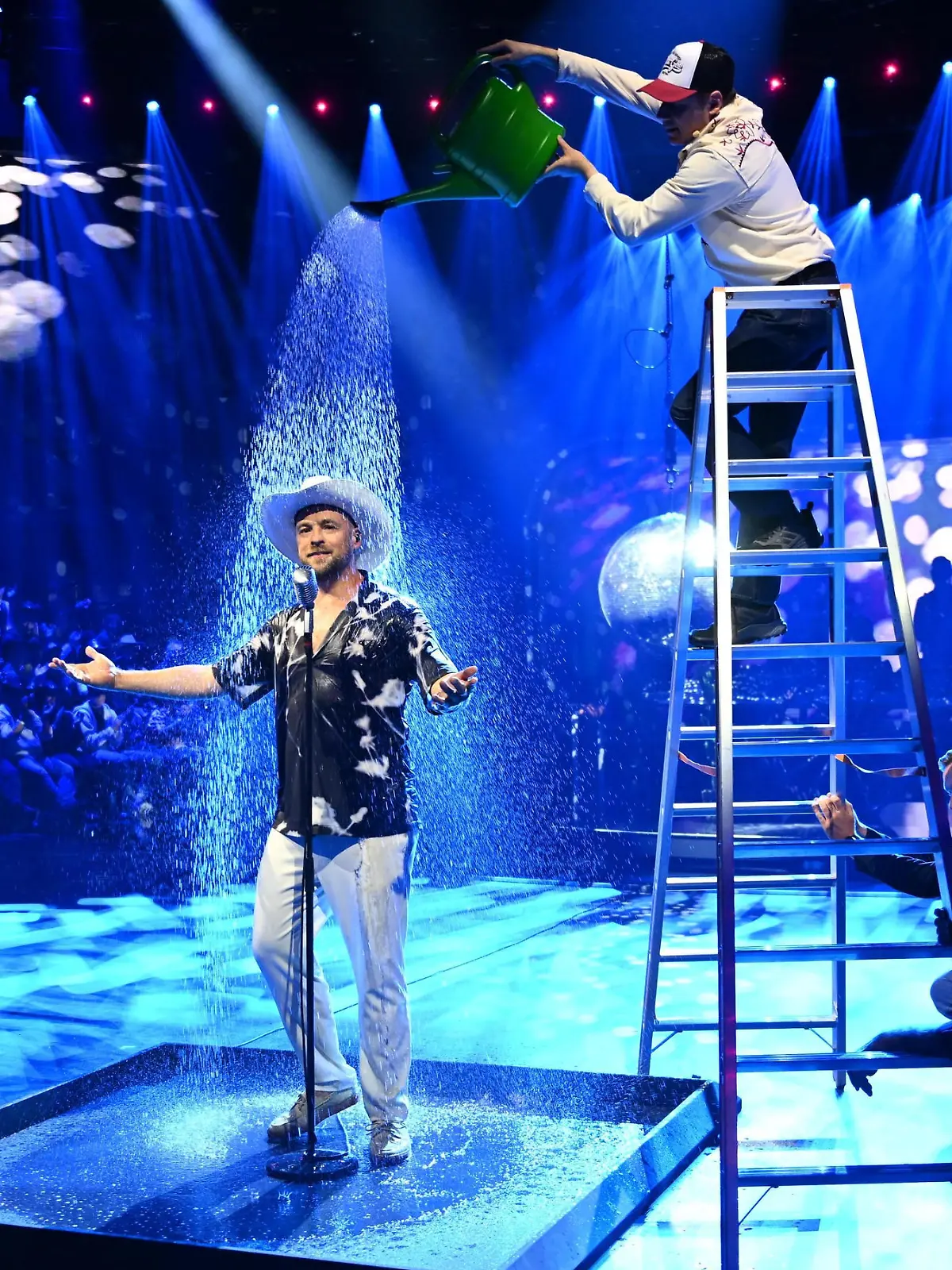 Bild zu: "Max Mutzke geht dank Michael „Bully“ Herbig in Liveshow baden"