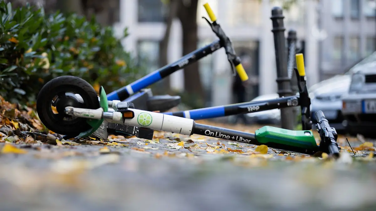 Ein E-Scooter-Fahrer ist in Euskirchen wegen massiven Fehlverhaltens aufgefallen. (Symbolbild)