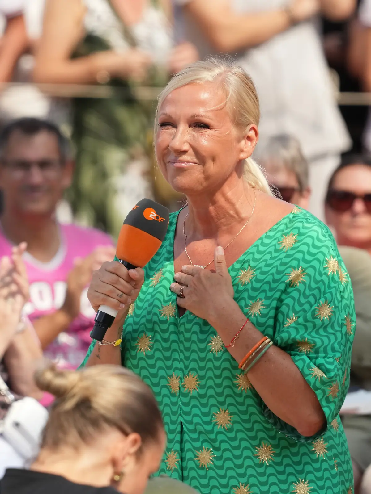 Andrea Kiewel rührt im Fernsehgarten mit Zeilen an Stefan Mross. 