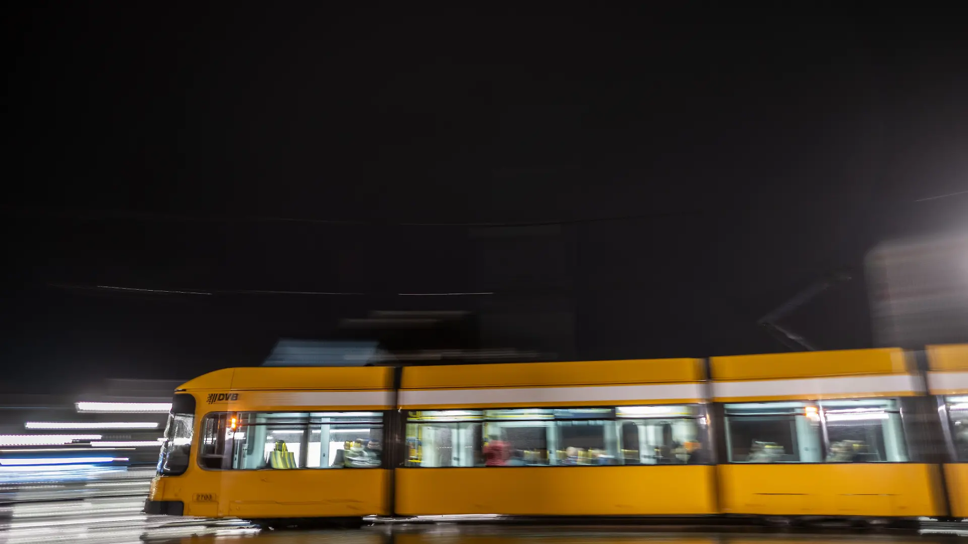Zwei Männer verletzen in Dresdner Straßenbahn Fahrgast schwer