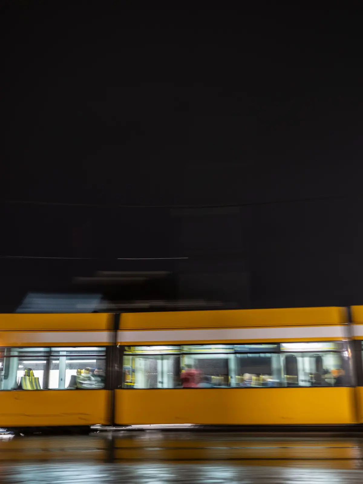 Zwei Männer verletzen in Dresdner Straßenbahn Fahrgast schwer