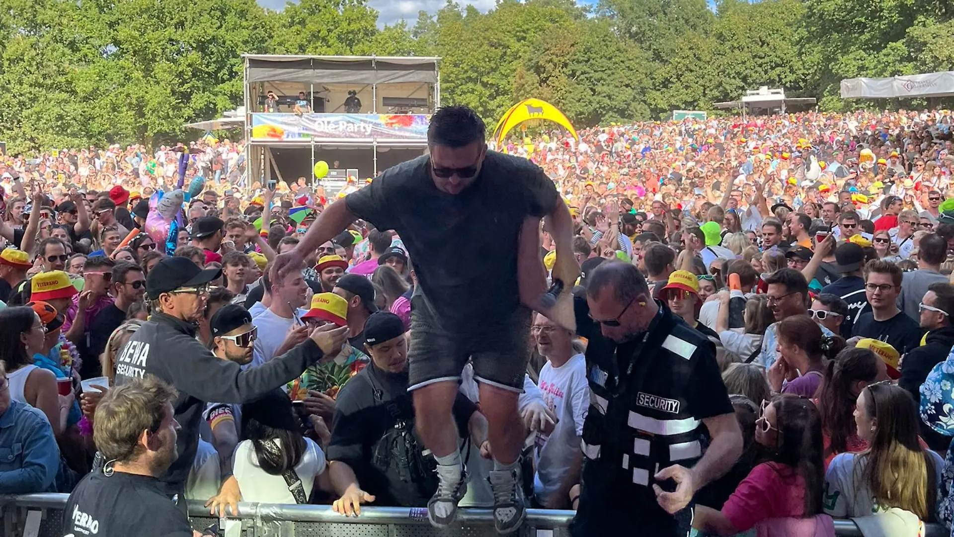 Samu liebt seine Fans und scheut auch nicht das Risiko, mal von der Bühne zu gehen.