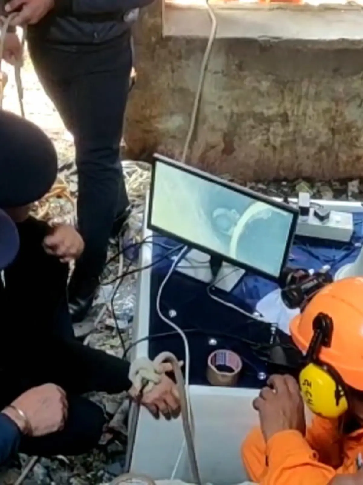 Beim Spielen fiel ein Sechsjähriger in ein knapp zwölf Meter tiefes Bohrloch im nordindischen Hapur. Der gehörlose Junge konnte durch Schreie auf sich aufmerksam machen. In einer mehrstündigen Rettungsaktion wurde er ohne Verletzungen geborgen.