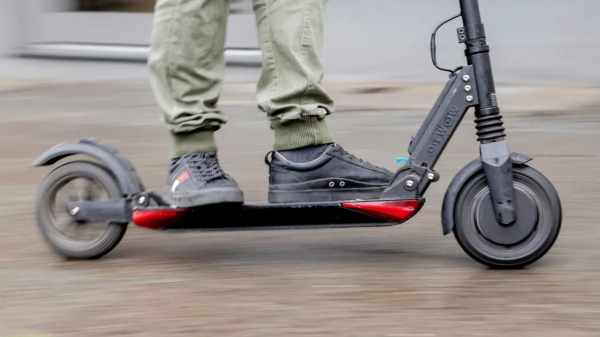 Kinder dürfen noch keine E-Scooter im öffentlichen Verkehrsraum fahren. (Symbolbild)