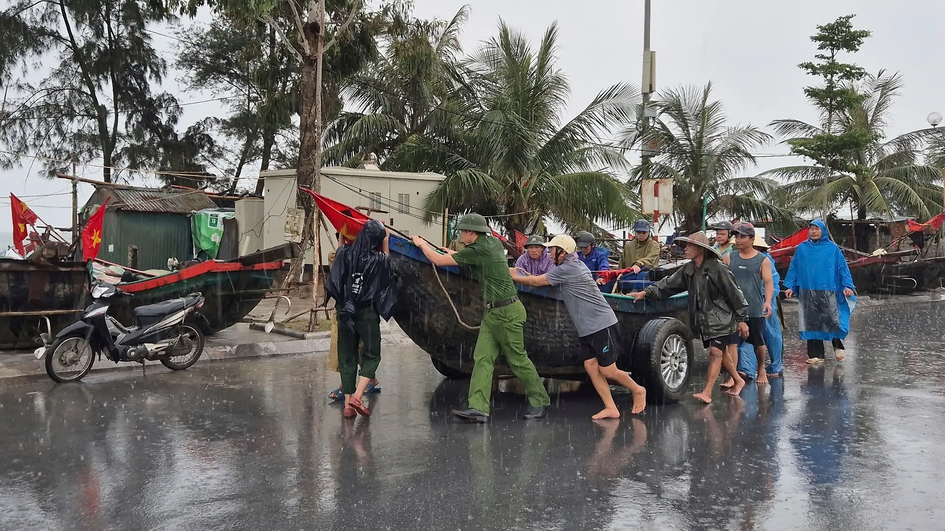Menschen ziehen in Vorbereitung auf den Taifun ein Boot vom Strand (Archivbild).