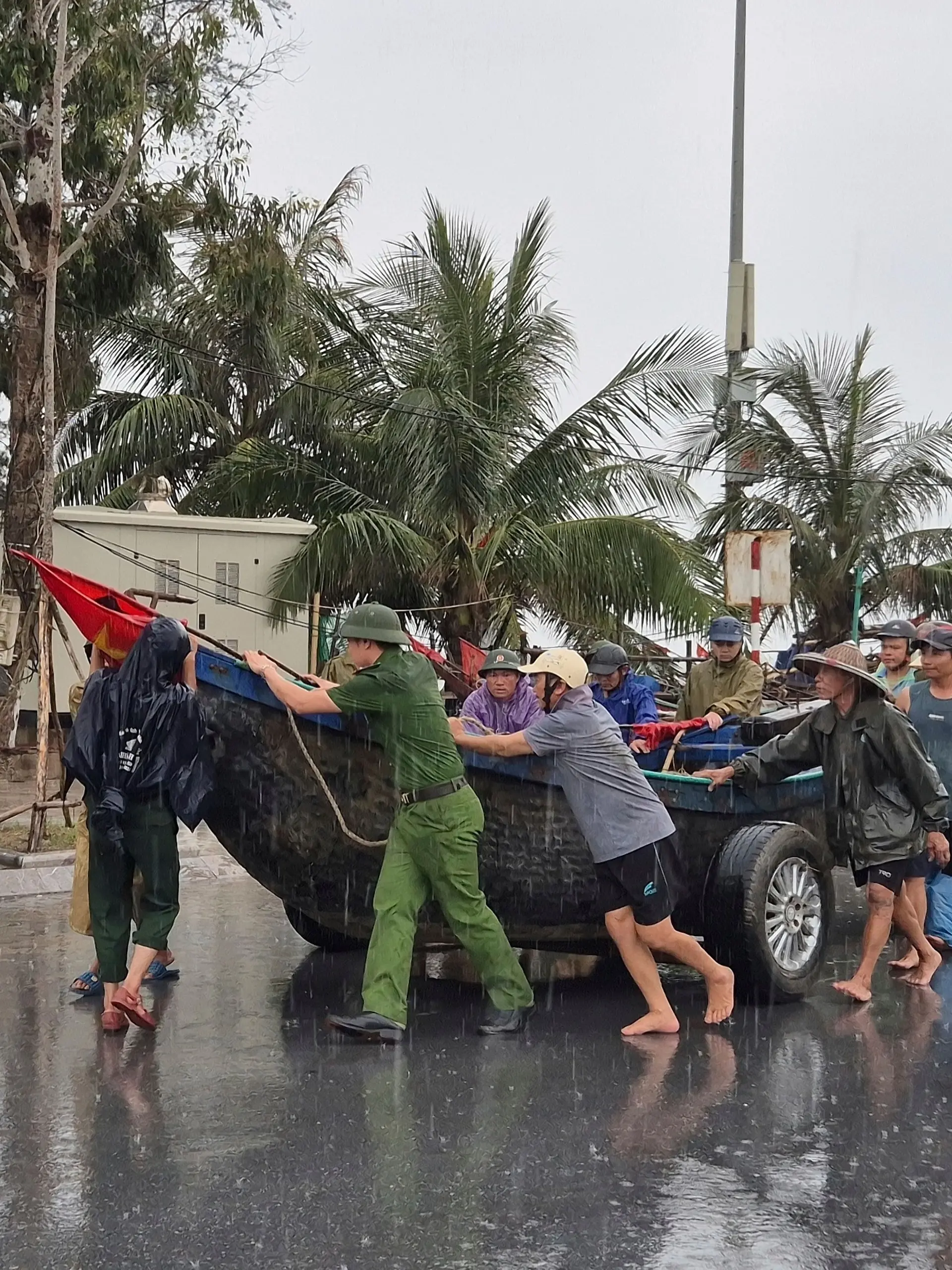Menschen ziehen in Vorbereitung auf den Taifun ein Boot vom Strand (Archivbild).