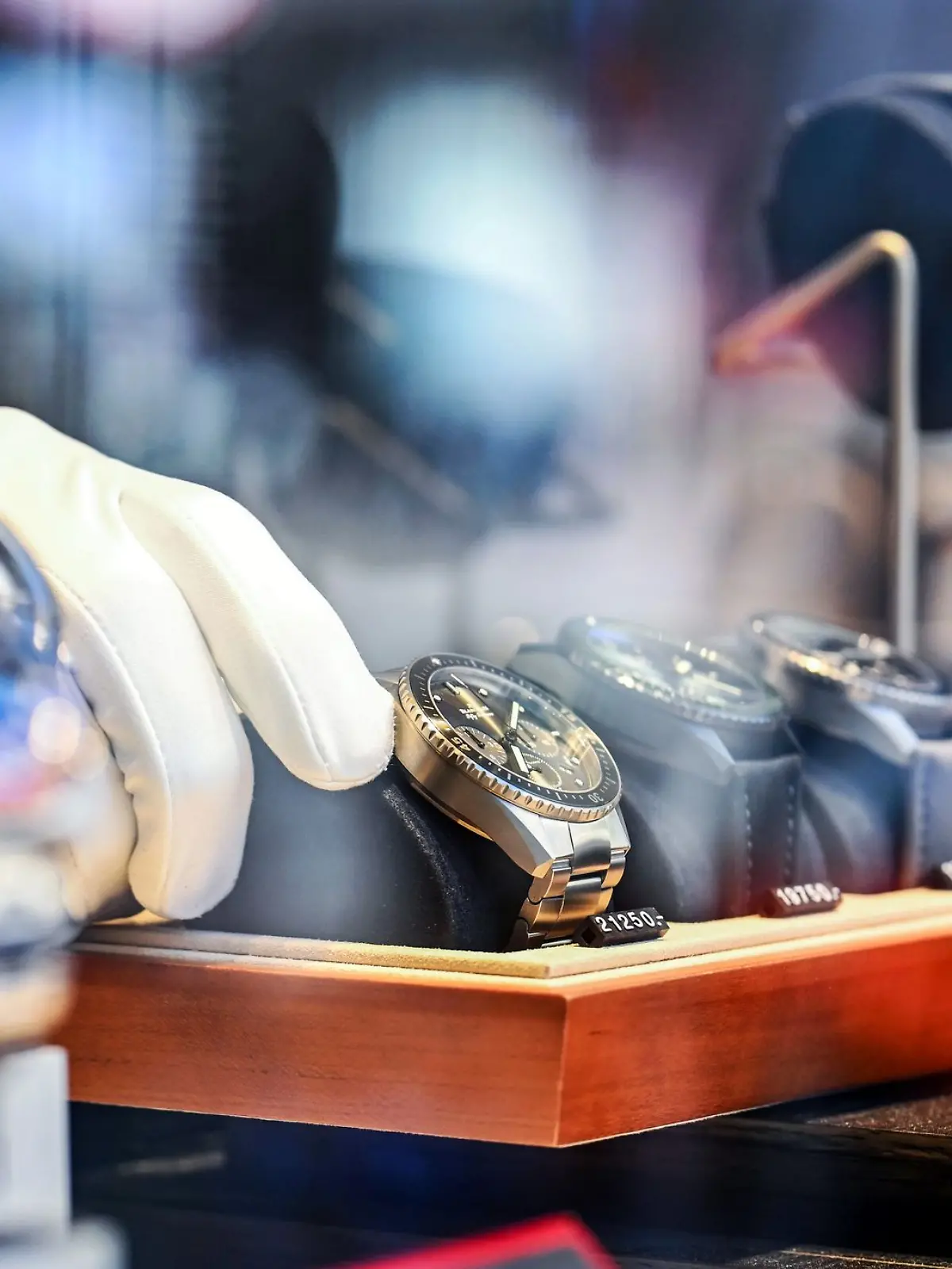 Bild zu: "Dieb klaut Armband und kehrt kurz darauf als Verkäufer in Juwelier zurück"
