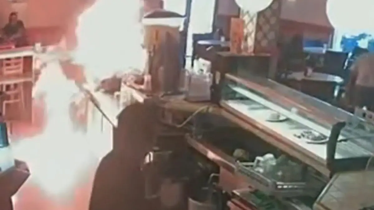 Verärgerter Kunde dreht durch! Volles Café steht plötzlich in Flammen Weil eine Zutat fehlt