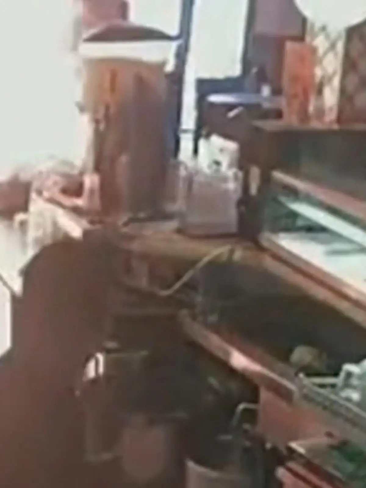 Weil eine Zutat fehlt! Verärgerter Kunde kauft Benzin und fackelt Café an