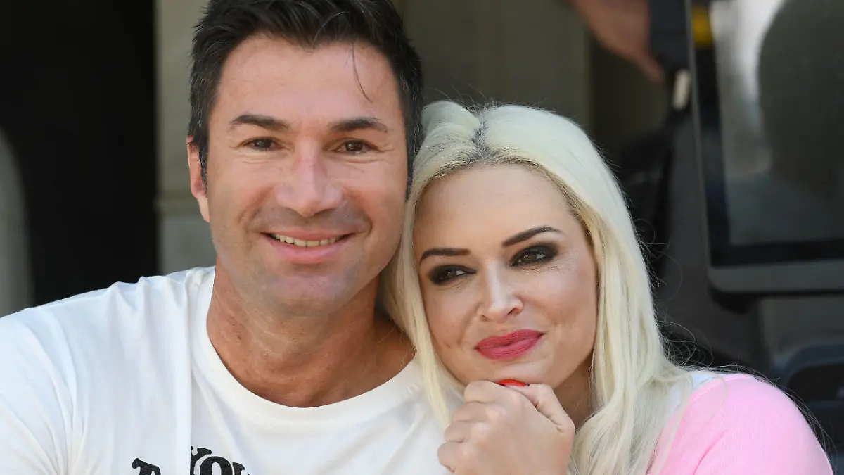 20.04.2018, Nordrhein-Westfalen, Stolberg:Das Model Daniela Katzenberger und ihr Mann, der Sänger Lucas Cordalis sitzen vor einem Container mit Umzugskartons un Möbeln. Katzenberger und Cordalis trennen sich nach ihrem Umzug nach Mallorca von den in Deutschland gebliebenen Möbeln, Kleidungsstücken, Spielzeugen und Erinnerungsstücken und unterstützen damit das Sozialkaufhaus WABe e.V. vom diakonischen Netzwerk Aachen Foto: Henning Kaiser/dpa +++ dpa-Bildfunk +++