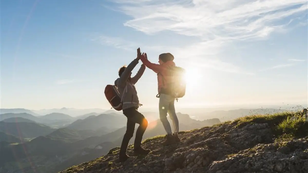 Menschen beim Wandern auf dem Berg